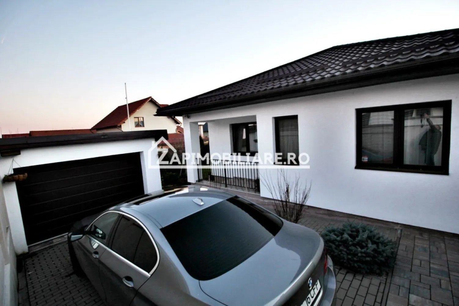 Casa 3 camere la cheie mobilata si utilată,110mp,370mp teren - Contact 0774048706 Bogdan
De vânzare casă,pe 1 nivel, singur în curte 3 camere situată în Sancraiu de Mures aproape de Darina, suprafața utilă de 80 mp. suprafata desfasurată 110 mp, amplasată pe un teren cu suprafața de 370 mp,
Compartimentare:
: 1 living, 1 bucătărie, 1 baie,2 dormitoare, 1 hol,1 foisor, 1 garaj,1 terasă, 

Detalii:
- centrală termică, calorifere, geamuri termopan, 
- fundația casei are o adâncime de 1 m, pereții sunt din cărămidă, acoperișul de țiglă, izolată cu polistiren de 10 cm.
- anul construcției 2018

Utilitați:
- curent, apă, gaz, canalizare

Casa se vinde la cheie , mobilată și utilată la prețul de 185.000 Euro negociabil. Comision ZERO!
Contact 0774048706 Bogdan
Daca vă place această ofertă sau pentru alte informații sunați la numărul de contact din anunț! 
Compania Zap Imobiliare vă pune la dispoziție toate actele și documentele necesare alături de asistență și consiliere permanentă până la finalizarea achiziției imobiliare. 
Ne dorim să îți oferim cea mai plăcută experiență, îndeplinim vise cu pereți!