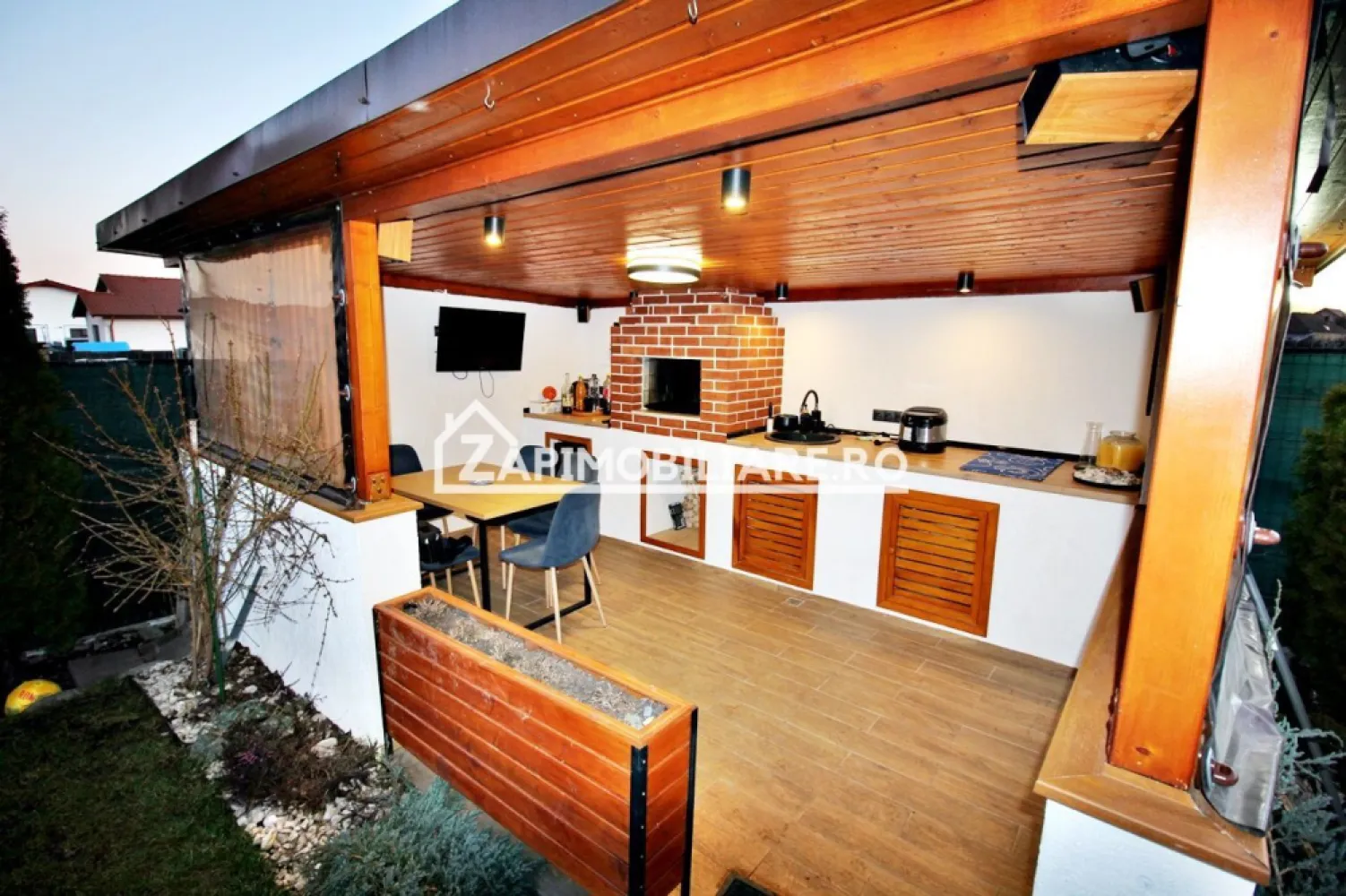 Casa 3 camere la cheie mobilata si utilată,110mp,370mp teren - Contact 0774048706 Bogdan
De vânzare casă,pe 1 nivel, singur în curte 3 camere situată în Sancraiu de Mures aproape de Darina, suprafața utilă de 80 mp. suprafata desfasurată 110 mp, amplasată pe un teren cu suprafața de 370 mp,
Compartimentare:
: 1 living, 1 bucătărie, 1 baie,2 dormitoare, 1 hol,1 foisor, 1 garaj,1 terasă, 

Detalii:
- centrală termică, calorifere, geamuri termopan, 
- fundația casei are o adâncime de 1 m, pereții sunt din cărămidă, acoperișul de țiglă, izolată cu polistiren de 10 cm.
- anul construcției 2018

Utilitați:
- curent, apă, gaz, canalizare

Casa se vinde la cheie , mobilată și utilată la prețul de 185.000 Euro negociabil. Comision ZERO!
Contact 0774048706 Bogdan
Daca vă place această ofertă sau pentru alte informații sunați la numărul de contact din anunț! 
Compania Zap Imobiliare vă pune la dispoziție toate actele și documentele necesare alături de asistență și consiliere permanentă până la finalizarea achiziției imobiliare. 
Ne dorim să îți oferim cea mai plăcută experiență, îndeplinim vise cu pereți!
