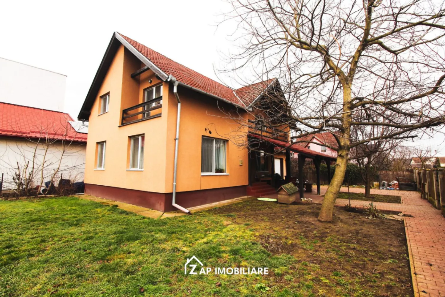 Casa individuala P+M cu teren 534 mp si garaj – Aproape de oras - Mentionati ID-ul proprietatii cand apelati: CP2956090
Contact ⓪⑦②⑥ ②②③ ⑧⑧⑥ Sebastian

Casa individuala P+M situata in Sancraiu de Mures, Zona Nucului, amplasata pe un teren intravilan de 534 mp. Constructia este realizata pe fundatie de beton, cu zidarie din caramida si acoperis tip sarpanta. Imobilul este compartimentat functional pentru locuinta unei familii, avand spatii bine organizate pe doua niveluri.

La parter se regasesc bucataria, baia, camara, camera de zi, casa scarii si o terasa acoperita. Mansarda este compartimentata in 3 dormitoare, baie, garderoba, hol si o logie. In curte exista si o anexa destinata garajului auto.

-- Teren intravilan 534 mp
-- Regim de inaltime P+M
-- Suprafata construita la sol 86 mp
-- Suprafata construita desfasurata 172 mp
-- Suprafata utila 121 mp
-- Suprafata locuibila 78.9 mp
-- Constructie din caramida
-- Fundatie din beton
-- Acoperis tip sarpanta
-- Anexa garaj auto

Proprietatea este potrivita pentru o familie care doreste o casa spatioasa intr-o zona linistita din Sancraiu de Mures, cu acces facil catre orasul Targu Mures.
Pret 229000 Euro negociabil.

Contact ⓪⑦②⑥ ②②③ ⑧⑧⑥ Sebastian