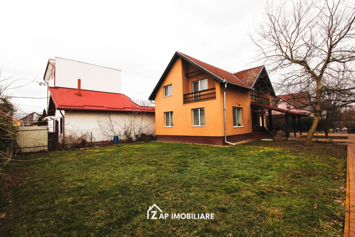Casa individuala P+M cu teren 534 mp si garaj – Aproape de oras - Mentionati ID-ul proprietatii cand apelati: CP2956090
Contact ⓪⑦②⑥ ②②③ ⑧⑧⑥ Sebastian

Casa individuala P+M situata in Sancraiu de Mures, Zona Nucului, amplasata pe un teren intravilan de 534 mp. Constructia este realizata pe fundatie de beton, cu zidarie din caramida si acoperis tip sarpanta. Imobilul este compartimentat functional pentru locuinta unei familii, avand spatii bine organizate pe doua niveluri.

La parter se regasesc bucataria, baia, camara, camera de zi, casa scarii si o terasa acoperita. Mansarda este compartimentata in 3 dormitoare, baie, garderoba, hol si o logie. In curte exista si o anexa destinata garajului auto.

-- Teren intravilan 534 mp
-- Regim de inaltime P+M
-- Suprafata construita la sol 86 mp
-- Suprafata construita desfasurata 172 mp
-- Suprafata utila 121 mp
-- Suprafata locuibila 78.9 mp
-- Constructie din caramida
-- Fundatie din beton
-- Acoperis tip sarpanta
-- Anexa garaj auto

Proprietatea este potrivita pentru o familie care doreste o casa spatioasa intr-o zona linistita din Sancraiu de Mures, cu acces facil catre orasul Targu Mures.
Pret 229000 Euro negociabil.

Contact ⓪⑦②⑥ ②②③ ⑧⑧⑥ Sebastian