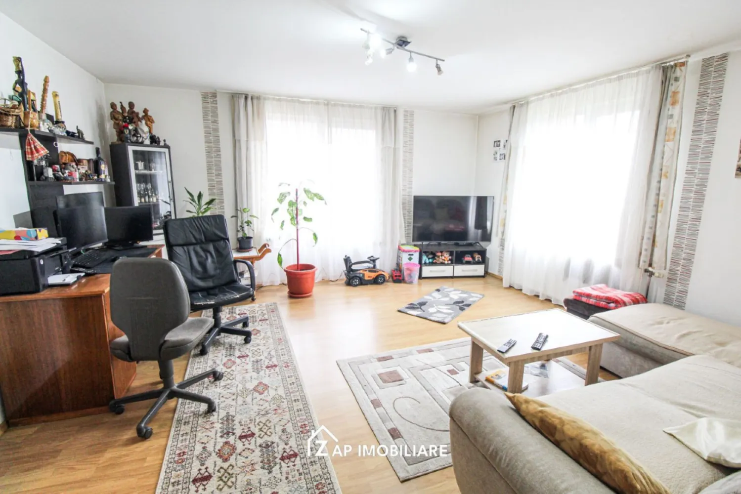 Casa individuala P+M cu teren 534 mp si garaj – Aproape de oras - Mentionati ID-ul proprietatii cand apelati: CP2956090
Contact ⓪⑦②⑥ ②②③ ⑧⑧⑥ Sebastian

Casa individuala P+M situata in Sancraiu de Mures, Zona Nucului, amplasata pe un teren intravilan de 534 mp. Constructia este realizata pe fundatie de beton, cu zidarie din caramida si acoperis tip sarpanta. Imobilul este compartimentat functional pentru locuinta unei familii, avand spatii bine organizate pe doua niveluri.

La parter se regasesc bucataria, baia, camara, camera de zi, casa scarii si o terasa acoperita. Mansarda este compartimentata in 3 dormitoare, baie, garderoba, hol si o logie. In curte exista si o anexa destinata garajului auto.

-- Teren intravilan 534 mp
-- Regim de inaltime P+M
-- Suprafata construita la sol 86 mp
-- Suprafata construita desfasurata 172 mp
-- Suprafata utila 121 mp
-- Suprafata locuibila 78.9 mp
-- Constructie din caramida
-- Fundatie din beton
-- Acoperis tip sarpanta
-- Anexa garaj auto

Proprietatea este potrivita pentru o familie care doreste o casa spatioasa intr-o zona linistita din Sancraiu de Mures, cu acces facil catre orasul Targu Mures.
Pret 229000 Euro negociabil.

Contact ⓪⑦②⑥ ②②③ ⑧⑧⑥ Sebastian