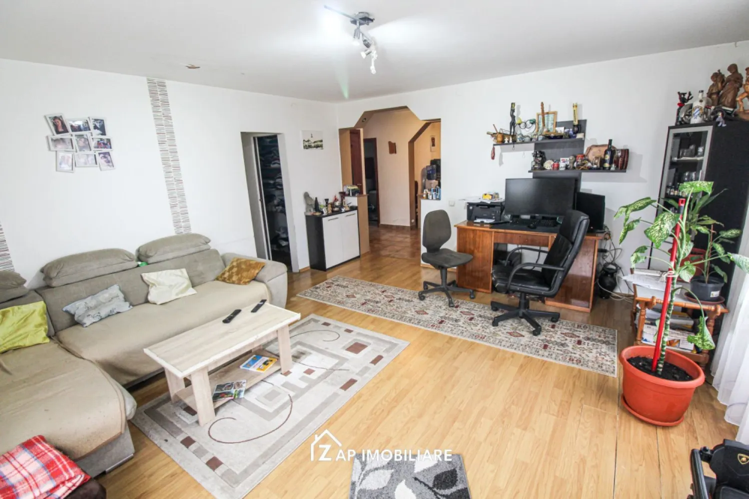 Casa individuala P+M cu teren 534 mp si garaj – Aproape de oras - Mentionati ID-ul proprietatii cand apelati: CP2956090
Contact ⓪⑦②⑥ ②②③ ⑧⑧⑥ Sebastian

Casa individuala P+M situata in Sancraiu de Mures, Zona Nucului, amplasata pe un teren intravilan de 534 mp. Constructia este realizata pe fundatie de beton, cu zidarie din caramida si acoperis tip sarpanta. Imobilul este compartimentat functional pentru locuinta unei familii, avand spatii bine organizate pe doua niveluri.

La parter se regasesc bucataria, baia, camara, camera de zi, casa scarii si o terasa acoperita. Mansarda este compartimentata in 3 dormitoare, baie, garderoba, hol si o logie. In curte exista si o anexa destinata garajului auto.

-- Teren intravilan 534 mp
-- Regim de inaltime P+M
-- Suprafata construita la sol 86 mp
-- Suprafata construita desfasurata 172 mp
-- Suprafata utila 121 mp
-- Suprafata locuibila 78.9 mp
-- Constructie din caramida
-- Fundatie din beton
-- Acoperis tip sarpanta
-- Anexa garaj auto

Proprietatea este potrivita pentru o familie care doreste o casa spatioasa intr-o zona linistita din Sancraiu de Mures, cu acces facil catre orasul Targu Mures.
Pret 229000 Euro negociabil.

Contact ⓪⑦②⑥ ②②③ ⑧⑧⑥ Sebastian