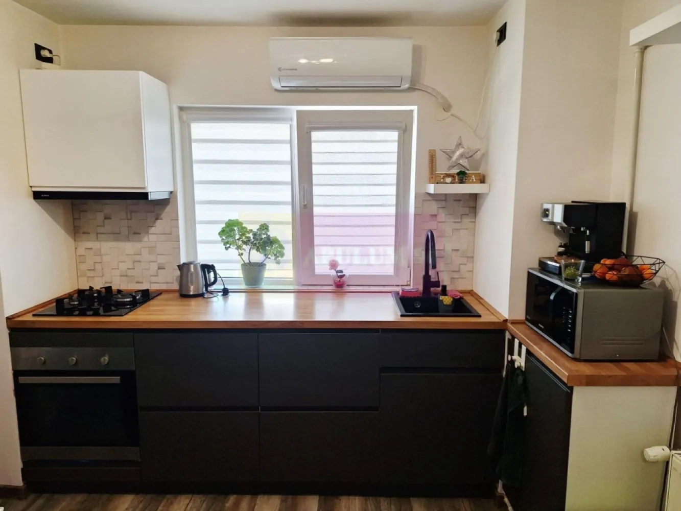 Apartament 3 camere | Sos. Berceni | mobilat și utilat | - Agentia Imobiliara Apulum 94, va propune spre vanzare
Apartament modificat inteligent din 2 camere în 3 camere, cu bucătărie open-space și 2 dormitoare. 
Suprafață utilă 50 mp, situat la etajul 6 din 10, într-un bloc reabilitat termic în anul 2024.
- 2 dormitoare
- Living cu bucătărie open-space
- 2 balcoane mari
- Apartament pe colț, luminos și bine compartimentat
- Complet mobilat și utilat (sau parțial, în funcție de preferințele cumpărătorului)
 - 2 lifturi în bloc
 - Bloc curat și bine întreținut
Locație excelentă, cu acces rapid la mijloace de transport, magazine, școli și centre comerciale.
La câteva minute de Sun Plaza și de stația de metrou Piata Sudului.
Ideal pentru locuit sau investiție.