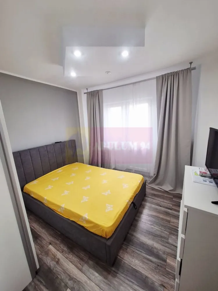 Apartament 3 camere | Sos. Berceni | mobilat și utilat | - Agentia Imobiliara Apulum 94, va propune spre vanzare
Apartament modificat inteligent din 2 camere în 3 camere, cu bucătărie open-space și 2 dormitoare. 
Suprafață utilă 50 mp, situat la etajul 6 din 10, într-un bloc reabilitat termic în anul 2024.
- 2 dormitoare
- Living cu bucătărie open-space
- 2 balcoane mari
- Apartament pe colț, luminos și bine compartimentat
- Complet mobilat și utilat (sau parțial, în funcție de preferințele cumpărătorului)
 - 2 lifturi în bloc
 - Bloc curat și bine întreținut
Locație excelentă, cu acces rapid la mijloace de transport, magazine, școli și centre comerciale.
La câteva minute de Sun Plaza și de stația de metrou Piata Sudului.
Ideal pentru locuit sau investiție.