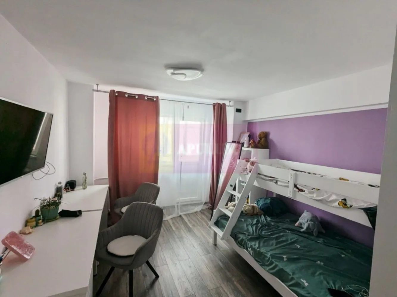 Apartament 3 camere | Sos. Berceni | mobilat și utilat | - Agentia Imobiliara Apulum 94, va propune spre vanzare
Apartament modificat inteligent din 2 camere în 3 camere, cu bucătărie open-space și 2 dormitoare. 
Suprafață utilă 50 mp, situat la etajul 6 din 10, într-un bloc reabilitat termic în anul 2024.
- 2 dormitoare
- Living cu bucătărie open-space
- 2 balcoane mari
- Apartament pe colț, luminos și bine compartimentat
- Complet mobilat și utilat (sau parțial, în funcție de preferințele cumpărătorului)
 - 2 lifturi în bloc
 - Bloc curat și bine întreținut
Locație excelentă, cu acces rapid la mijloace de transport, magazine, școli și centre comerciale.
La câteva minute de Sun Plaza și de stația de metrou Piata Sudului.
Ideal pentru locuit sau investiție.