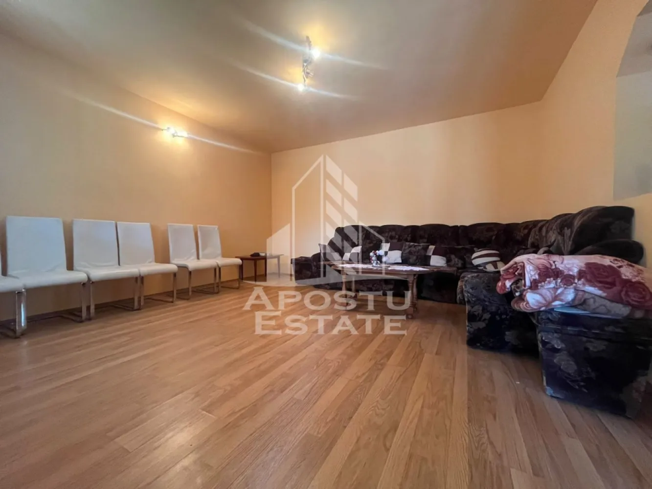 Casa/Vila 3 camere, Munar - Apostu Estate va propune Casa de vanzare in localitatea Munar, construita in anul 2010, situata intr-o zona linistita, ideala pentru o familie care isi doreste confort, spatiu si intimitate.

Proprietatea dispune de o suprafata utila de 135 mp si este amplasata pe un teren generos de 1.400 mp, cu un front stradal de 18 metri, oferind acces facil si multiple posibilitati de amenajare a curtii.

Locuinta este compartimentata practic si functional, fiind compusa din:

3 camere spatioase si luminoase;
2 bai;
bucatarie complet mobilata si utilata;
holuri si spatii de depozitare.

Casa se vinde complet mobilata si utilata, fiind pregatita pentru mutare imediata, fara investitii suplimentare. Finisajele sunt bine intretinute, iar compartimentarea ofera confort si functionalitate pentru intreaga familie.

Incalzirea este asigurata de centrala proprie pe lemn, o solutie economica si eficienta pentru sezonul rece.

Terenul de 1.400 mp reprezinta unul dintre marile avantaje ale proprietatii, oferind suficient spatiu pentru amenajarea unei gradini, a unei zone de relaxare, a unui foisor, a unei piscine sau pentru diverse activitati gospodaresti. Curtea generoasa permite totodata amenajarea mai multor locuri de parcare.

Datorita suprafetei terenului, constructiei solide si amplasarii intr-o zona linistita, aceasta proprietate reprezinta o alegere excelenta atat pentru locuinta permanenta, cat si pentru cei care isi doresc sa se bucure de linistea si avantajele vietii la casa.

Pentru informatii suplimentare si programarea unei vizionari, va stam la dispozitie.
CP3161679