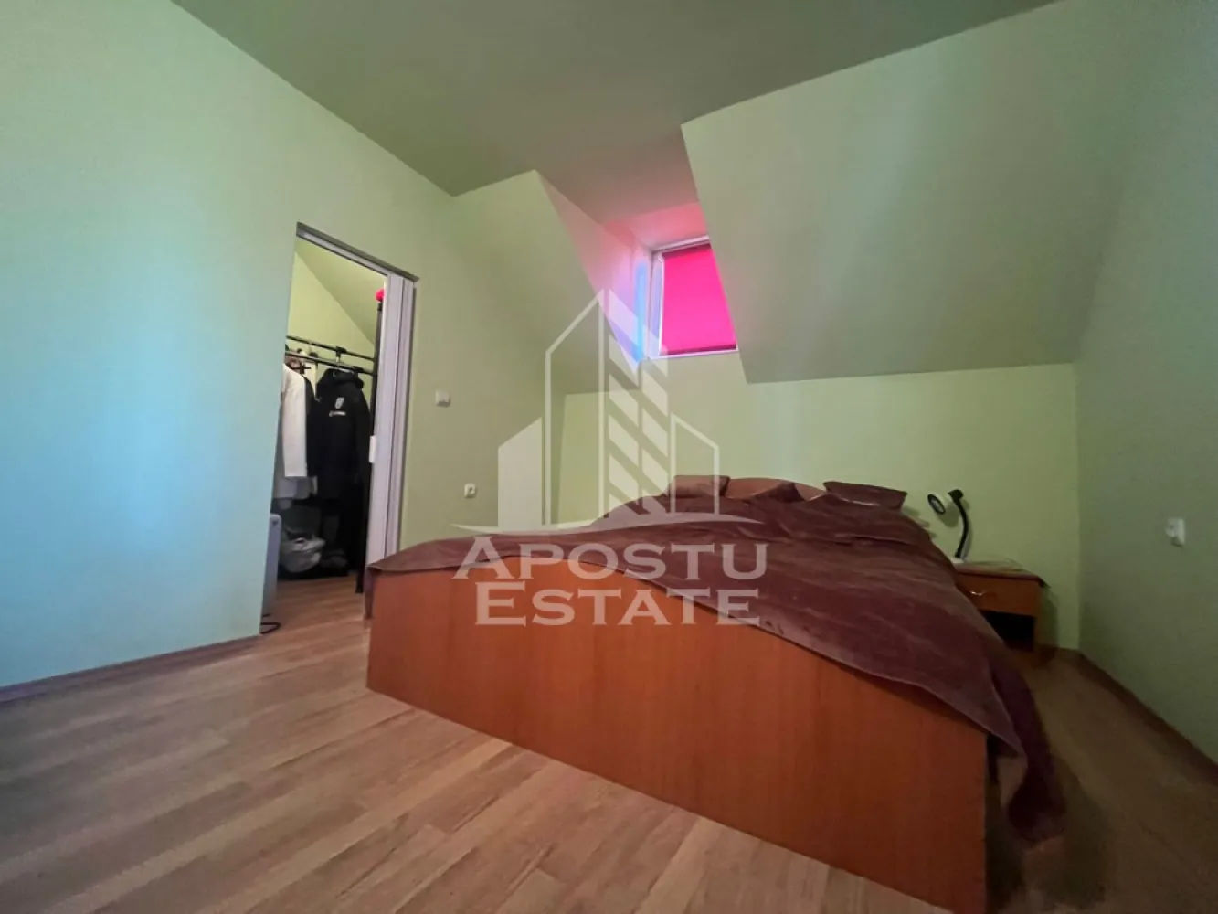 Casa/Vila 3 camere, Munar - Apostu Estate va propune Casa de vanzare in localitatea Munar, construita in anul 2010, situata intr-o zona linistita, ideala pentru o familie care isi doreste confort, spatiu si intimitate.

Proprietatea dispune de o suprafata utila de 135 mp si este amplasata pe un teren generos de 1.400 mp, cu un front stradal de 18 metri, oferind acces facil si multiple posibilitati de amenajare a curtii.

Locuinta este compartimentata practic si functional, fiind compusa din:

3 camere spatioase si luminoase;
2 bai;
bucatarie complet mobilata si utilata;
holuri si spatii de depozitare.

Casa se vinde complet mobilata si utilata, fiind pregatita pentru mutare imediata, fara investitii suplimentare. Finisajele sunt bine intretinute, iar compartimentarea ofera confort si functionalitate pentru intreaga familie.

Incalzirea este asigurata de centrala proprie pe lemn, o solutie economica si eficienta pentru sezonul rece.

Terenul de 1.400 mp reprezinta unul dintre marile avantaje ale proprietatii, oferind suficient spatiu pentru amenajarea unei gradini, a unei zone de relaxare, a unui foisor, a unei piscine sau pentru diverse activitati gospodaresti. Curtea generoasa permite totodata amenajarea mai multor locuri de parcare.

Datorita suprafetei terenului, constructiei solide si amplasarii intr-o zona linistita, aceasta proprietate reprezinta o alegere excelenta atat pentru locuinta permanenta, cat si pentru cei care isi doresc sa se bucure de linistea si avantajele vietii la casa.

Pentru informatii suplimentare si programarea unei vizionari, va stam la dispozitie.
CP3161679