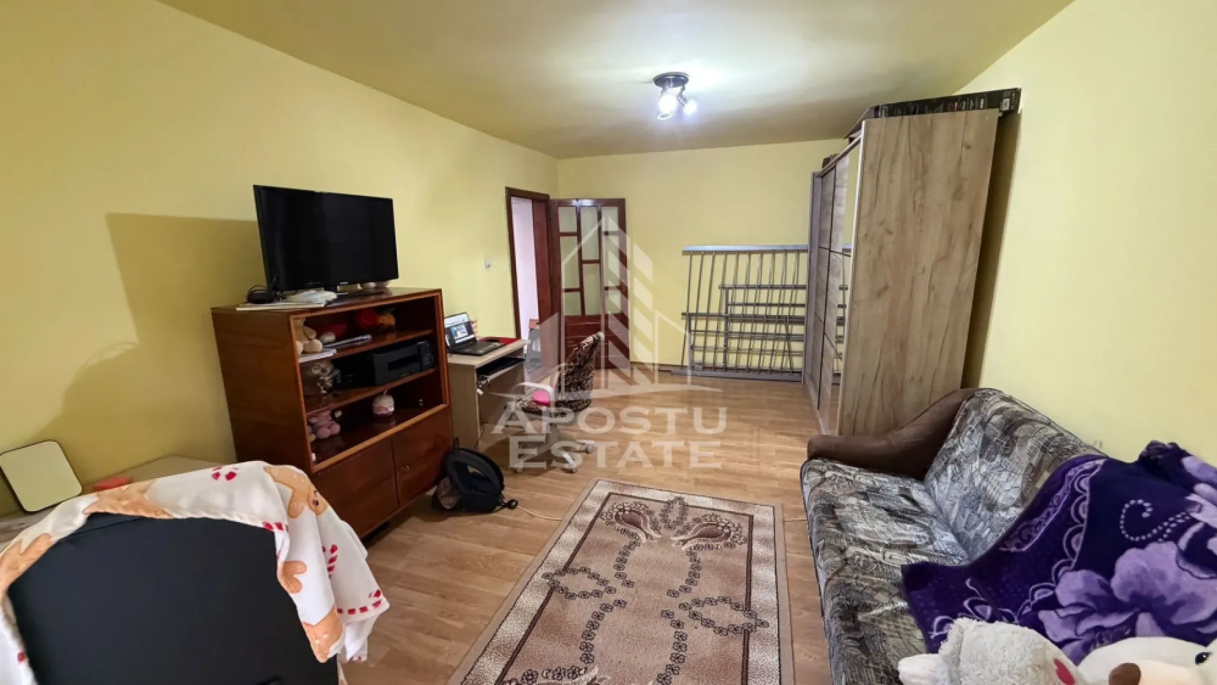 Apartament cu 2 camere de inchiriat, petfriendly, Sagului,Timisoara - Agentia imobiliara APOSTU ESTATE va propune spre inchiriere un apartament cu 2 camere, spatios si luminos, situat in zona Sagului, o zona linistita si bine pozitionata din Timisoara, potrivit pentru cupluri,familii, sau studenti care isi doresc o locuinta unde sa se simta confortabil si cu acces facil catre scoli, statii de autobuz, supermarketuri , magazine de zona, parcuri.

Suprafata utila: 60 mp
Compartimentare eficienta:
-Hol de acces generos
-Bucatarie complet mobilata si utilata, cu loc de luat masa
-Living luminos si spatios
-Dormitor mobilat si utilat
-Baie prevazuta cu cada

Confort si facilitati:
-Incalzirea apartamentului: colterm
-Apartamentul este complet mobilat si utilat
-Se accepta animale de companie de catre proprietar

Localizare:
-Timis,Timisoara, zona Sagului– acces facil spre magazine, Shopping city, scoli, parcuri si mijloace de transport in comun.

Ideal pentru:
-Familii
-Cupluri
-Studenti

Disponibilitate: 01.07.2026
Pret chirie lunara: 350 euro ( usor negociabil)
Programeaza o vizionare pentru a-ti putea imagina viitorul aici!
ID intern: CP3161636