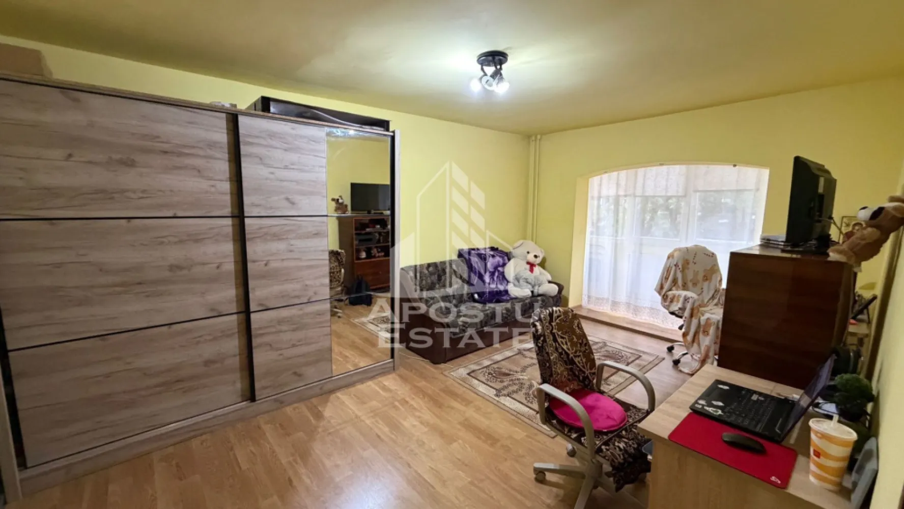 Apartament cu 2 camere de inchiriat, petfriendly, Sagului,Timisoara - Agentia imobiliara APOSTU ESTATE va propune spre inchiriere un apartament cu 2 camere, spatios si luminos, situat in zona Sagului, o zona linistita si bine pozitionata din Timisoara, potrivit pentru cupluri,familii, sau studenti care isi doresc o locuinta unde sa se simta confortabil si cu acces facil catre scoli, statii de autobuz, supermarketuri , magazine de zona, parcuri.

Suprafata utila: 60 mp
Compartimentare eficienta:
-Hol de acces generos
-Bucatarie complet mobilata si utilata, cu loc de luat masa
-Living luminos si spatios
-Dormitor mobilat si utilat
-Baie prevazuta cu cada

Confort si facilitati:
-Incalzirea apartamentului: colterm
-Apartamentul este complet mobilat si utilat
-Se accepta animale de companie de catre proprietar

Localizare:
-Timis,Timisoara, zona Sagului– acces facil spre magazine, Shopping city, scoli, parcuri si mijloace de transport in comun.

Ideal pentru:
-Familii
-Cupluri
-Studenti

Disponibilitate: 01.07.2026
Pret chirie lunara: 350 euro ( usor negociabil)
Programeaza o vizionare pentru a-ti putea imagina viitorul aici!
ID intern: CP3161636
