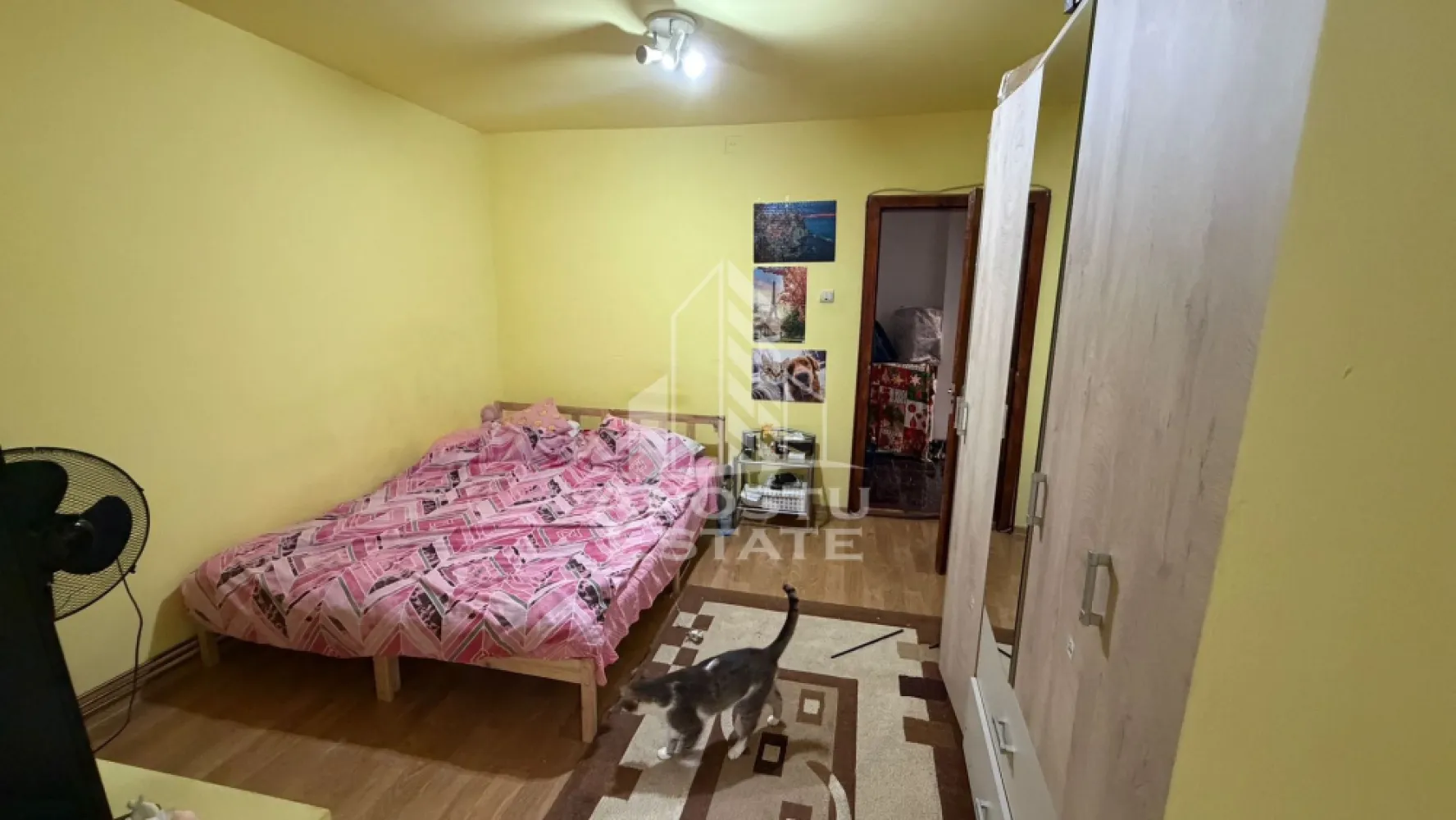 Apartament cu 2 camere de inchiriat, petfriendly, Sagului,Timisoara - Agentia imobiliara APOSTU ESTATE va propune spre inchiriere un apartament cu 2 camere, spatios si luminos, situat in zona Sagului, o zona linistita si bine pozitionata din Timisoara, potrivit pentru cupluri,familii, sau studenti care isi doresc o locuinta unde sa se simta confortabil si cu acces facil catre scoli, statii de autobuz, supermarketuri , magazine de zona, parcuri.

Suprafata utila: 60 mp
Compartimentare eficienta:
-Hol de acces generos
-Bucatarie complet mobilata si utilata, cu loc de luat masa
-Living luminos si spatios
-Dormitor mobilat si utilat
-Baie prevazuta cu cada

Confort si facilitati:
-Incalzirea apartamentului: colterm
-Apartamentul este complet mobilat si utilat
-Se accepta animale de companie de catre proprietar

Localizare:
-Timis,Timisoara, zona Sagului– acces facil spre magazine, Shopping city, scoli, parcuri si mijloace de transport in comun.

Ideal pentru:
-Familii
-Cupluri
-Studenti

Disponibilitate: 01.07.2026
Pret chirie lunara: 350 euro ( usor negociabil)
Programeaza o vizionare pentru a-ti putea imagina viitorul aici!
ID intern: CP3161636