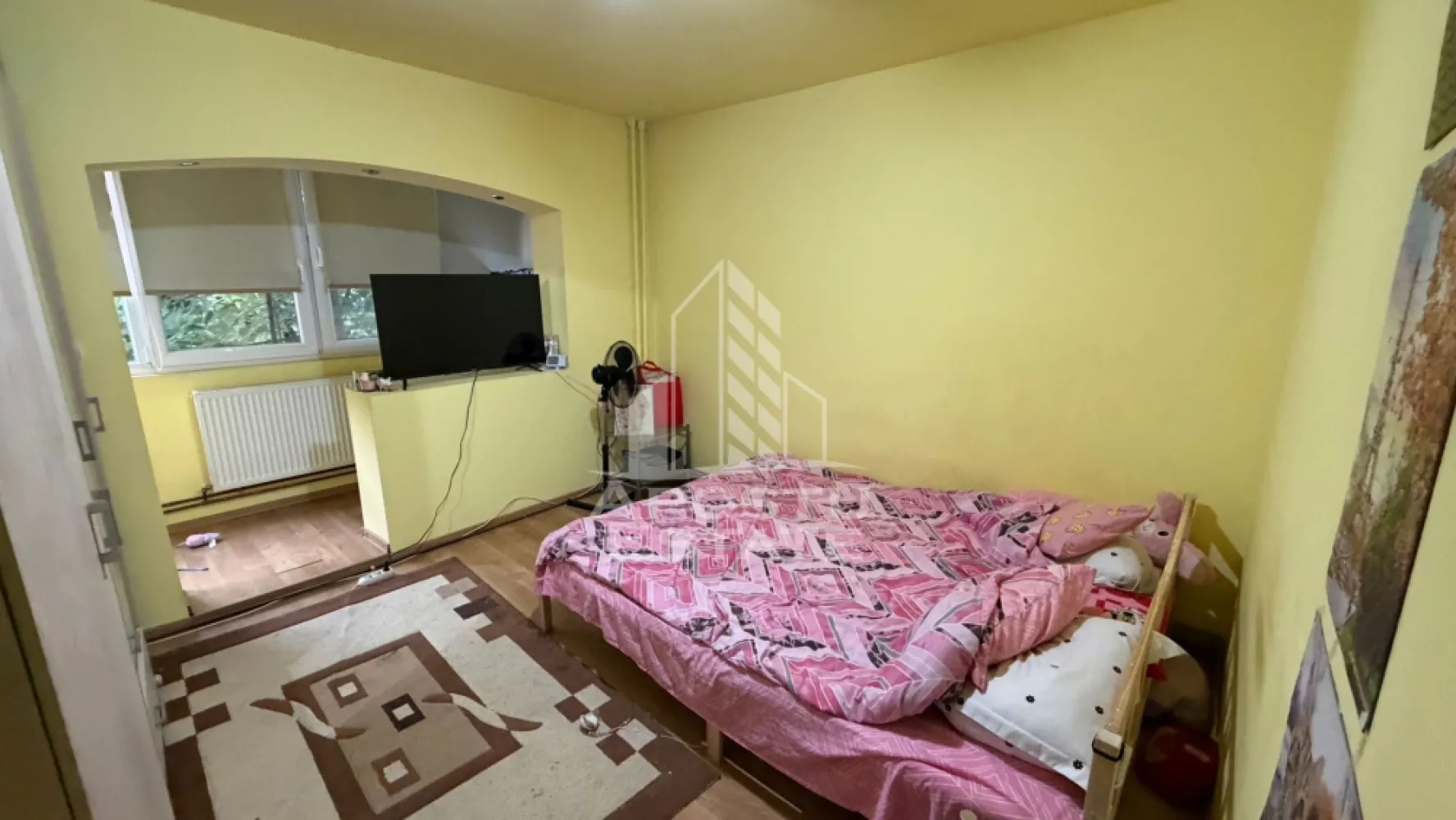 Apartament cu 2 camere de inchiriat, petfriendly, Sagului,Timisoara - Agentia imobiliara APOSTU ESTATE va propune spre inchiriere un apartament cu 2 camere, spatios si luminos, situat in zona Sagului, o zona linistita si bine pozitionata din Timisoara, potrivit pentru cupluri,familii, sau studenti care isi doresc o locuinta unde sa se simta confortabil si cu acces facil catre scoli, statii de autobuz, supermarketuri , magazine de zona, parcuri.

Suprafata utila: 60 mp
Compartimentare eficienta:
-Hol de acces generos
-Bucatarie complet mobilata si utilata, cu loc de luat masa
-Living luminos si spatios
-Dormitor mobilat si utilat
-Baie prevazuta cu cada

Confort si facilitati:
-Incalzirea apartamentului: colterm
-Apartamentul este complet mobilat si utilat
-Se accepta animale de companie de catre proprietar

Localizare:
-Timis,Timisoara, zona Sagului– acces facil spre magazine, Shopping city, scoli, parcuri si mijloace de transport in comun.

Ideal pentru:
-Familii
-Cupluri
-Studenti

Disponibilitate: 01.07.2026
Pret chirie lunara: 350 euro ( usor negociabil)
Programeaza o vizionare pentru a-ti putea imagina viitorul aici!
ID intern: CP3161636