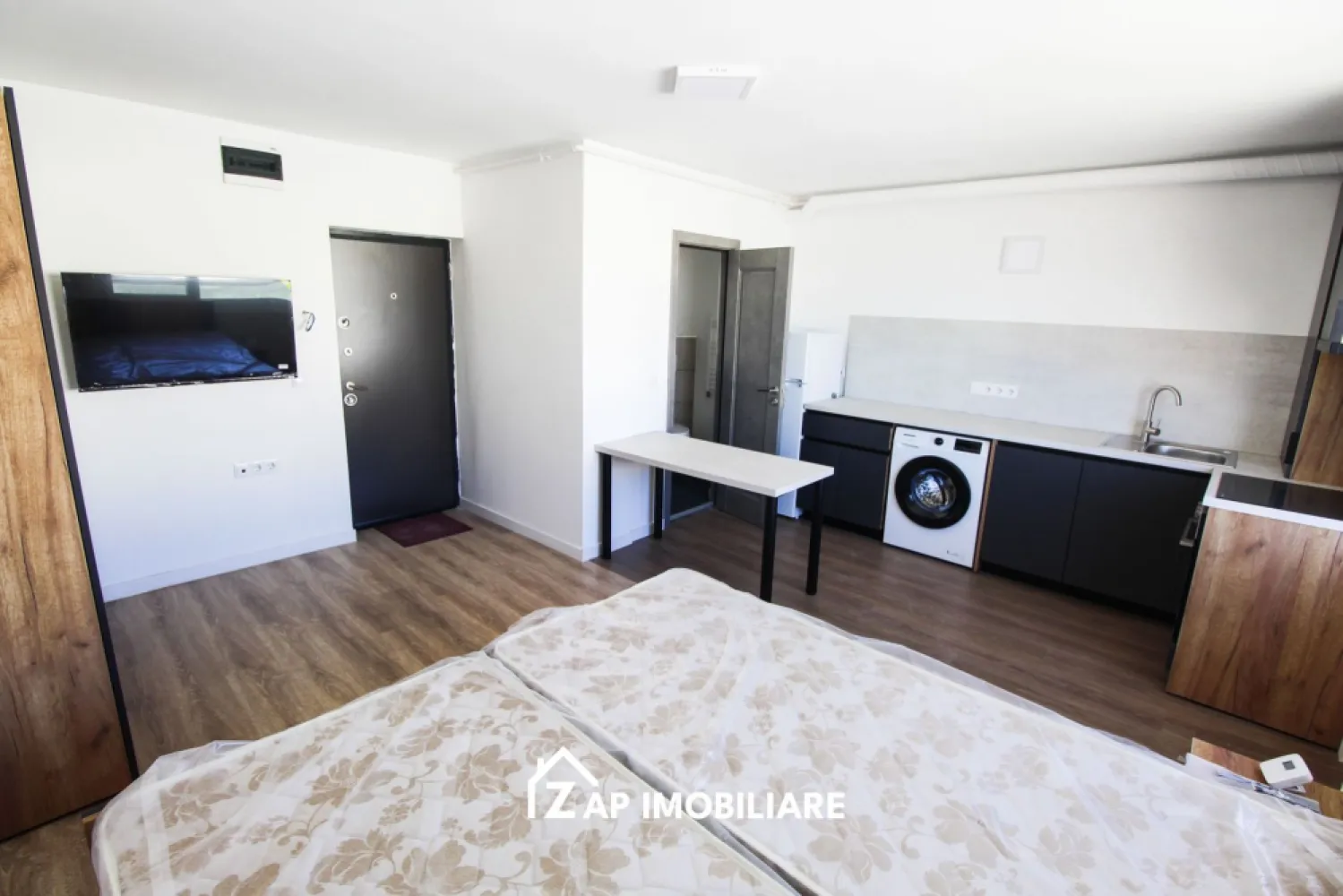 Apt 1 camera - 25 mp - Modern - Prima inchiriere - Mentionati ID-ul proprietatii cand apelati: CP2938650
Contact ⓪⑦②⑥ ②②③ ⑧⑧⑥ Sebastian
De închiriat apartament 1 camera , situat pe strada Depozitelor suprafață utilă de 25 mp, situat la etajul 1 din 4 oferit de Zap Imobiliare.
Detalii: 
- Apt este in curs de renovare, se preda complet finisat
- 1 camera + grup sanitar + loc de bucatarie
- masina de spalat haine, 
- masina de spalat vase
- frigider
- centrală termică, calorifere, geamuri termopan, ușă metalică.
- contorizare separata

Locuința se închiriază mobilată și utilată la prețul de 275 euro + garantie

Comisionul perceput este de 50% din valoarea primei chirii si se plateste o singura data in momentul semnarii contractului de inchiriere.
Contact ⓪⑦②⑥ ②②③ ⑧⑧⑥ Sebastian 
Acest anunț nu corespunde cerințelor tale? Sună la numărul afișat în anunț și unul dintre agenții noștri te va ajuta cu alte oferte personalizate în funcție de cerințele tale.