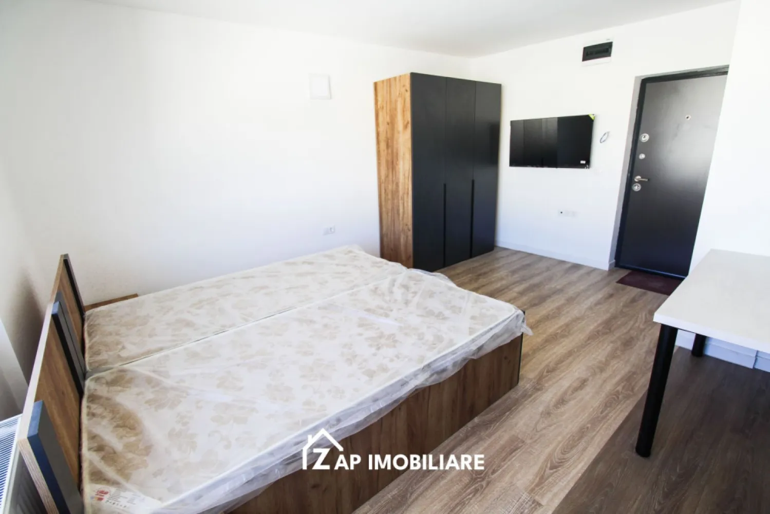 Apt 1 camera - 25 mp - Modern - Prima inchiriere - Mentionati ID-ul proprietatii cand apelati: CP2938650
Contact ⓪⑦②⑥ ②②③ ⑧⑧⑥ Sebastian
De închiriat apartament 1 camera , situat pe strada Depozitelor suprafață utilă de 25 mp, situat la etajul 1 din 4 oferit de Zap Imobiliare.
Detalii: 
- Apt este in curs de renovare, se preda complet finisat
- 1 camera + grup sanitar + loc de bucatarie
- masina de spalat haine, 
- masina de spalat vase
- frigider
- centrală termică, calorifere, geamuri termopan, ușă metalică.
- contorizare separata

Locuința se închiriază mobilată și utilată la prețul de 275 euro + garantie

Comisionul perceput este de 50% din valoarea primei chirii si se plateste o singura data in momentul semnarii contractului de inchiriere.
Contact ⓪⑦②⑥ ②②③ ⑧⑧⑥ Sebastian 
Acest anunț nu corespunde cerințelor tale? Sună la numărul afișat în anunț și unul dintre agenții noștri te va ajuta cu alte oferte personalizate în funcție de cerințele tale.