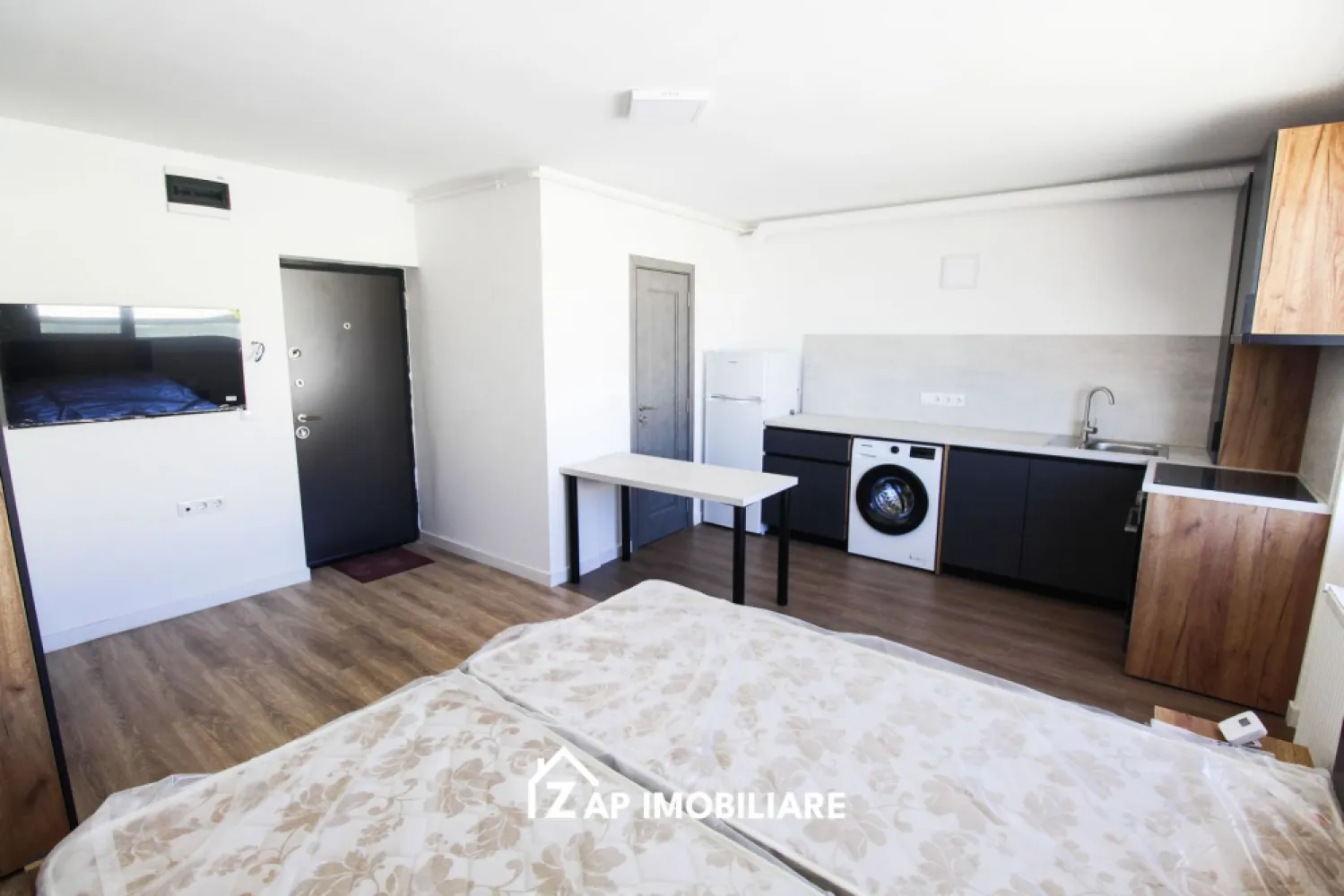 Apt 1 camera - 25 mp - Modern - Prima inchiriere - Mentionati ID-ul proprietatii cand apelati: CP2938650
Contact ⓪⑦②⑥ ②②③ ⑧⑧⑥ Sebastian
De închiriat apartament 1 camera , situat pe strada Depozitelor suprafață utilă de 25 mp, situat la etajul 1 din 4 oferit de Zap Imobiliare.
Detalii: 
- Apt este in curs de renovare, se preda complet finisat
- 1 camera + grup sanitar + loc de bucatarie
- masina de spalat haine, 
- masina de spalat vase
- frigider
- centrală termică, calorifere, geamuri termopan, ușă metalică.
- contorizare separata

Locuința se închiriază mobilată și utilată la prețul de 275 euro + garantie

Comisionul perceput este de 50% din valoarea primei chirii si se plateste o singura data in momentul semnarii contractului de inchiriere.
Contact ⓪⑦②⑥ ②②③ ⑧⑧⑥ Sebastian 
Acest anunț nu corespunde cerințelor tale? Sună la numărul afișat în anunț și unul dintre agenții noștri te va ajuta cu alte oferte personalizate în funcție de cerințele tale.