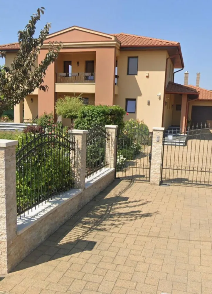 Casa 5 camere, 420mp,2.200 mp teren, 0% comision - Se oferă spre vanzare in Reghin o proprietate spațioasă de 420 mp, construită cu mare atenție la detalii și compartimentată ideal pentru a deservi atât o familie numeroasă, cât și o activitate comercială (clinică medicală, grădiniță, creșă, sediu de firmă, birouri sau cabinete).
Casa este dispusă pe două niveluri și se prezintă astfel:
La Parter:
* Living generos de 100 mp – un spațiu deschis, extrem de luminos, perfect pentru recepție sau zonă de lucru;
* Bucătărie completă și loc de servit masa;
* Un dormitor cu baie proprie și dressing;
* Zonă funcțională: spălătorie, cameră tehnică (centrală), toaletă de serviciu și garaj auto;
* Hol de primire și 2 terase acoperite pentru relaxare.
La Etaj:
* 2 Dormitoare matrimoniale, fiecare dotat cu baie proprie, dressing și terasă acoperită;
* O a doua cameră de zi (ideală pentru relaxare sau birou privat);
* Hol generos și casa scării.
Curtea și Exteriorul:
Curtea este complet amenajată cu spațiu verde și o livadă de pomi fructiferi. Pentru momentele de recreere, am construit un foișor dotat cu toate utilitățile, inclusiv grătar și cuptor pe lemne – un spațiu excelent pentru socializare sau protocol.
Detalii suplimentare:
* Suprafață utilă totală: 420 mp;
- suprafata teren 2.200 mp
* Compartimentare versatilă, ușor de adaptat pentru cabinete sau săli de clasă;
* Sisteme de încălzire proprii și utilități complete.
- centrală termică, calorifere, geamuri termopan, ușă metalică.
- fundația casei are o adâncime de 1 m, pereții sunt din cărămidă poroterm de 39.cm, acoperișul de țiglă, izolată cu polistiren de 10 cm.
- anul construcției 2013
Utilitați:
- curent, apă, gaz, canalizare
Casa se vinde la cheie la prețul de 550.000 Euro negociabil. Comision ZERO!
Contact 0774048706 Bogdan
Daca vă place această ofertă sau pentru alte informații sunați la numărul de contact din anunț! 
Compania Zap Imobiliare vă pune la dispoziție toate actele și documentele necesare alături de asistență și consiliere permanentă până la finalizarea achiziției imobiliare. 
Ne dorim să îți oferim cea mai plăcută experiență, îndeplinim vise cu pereți!