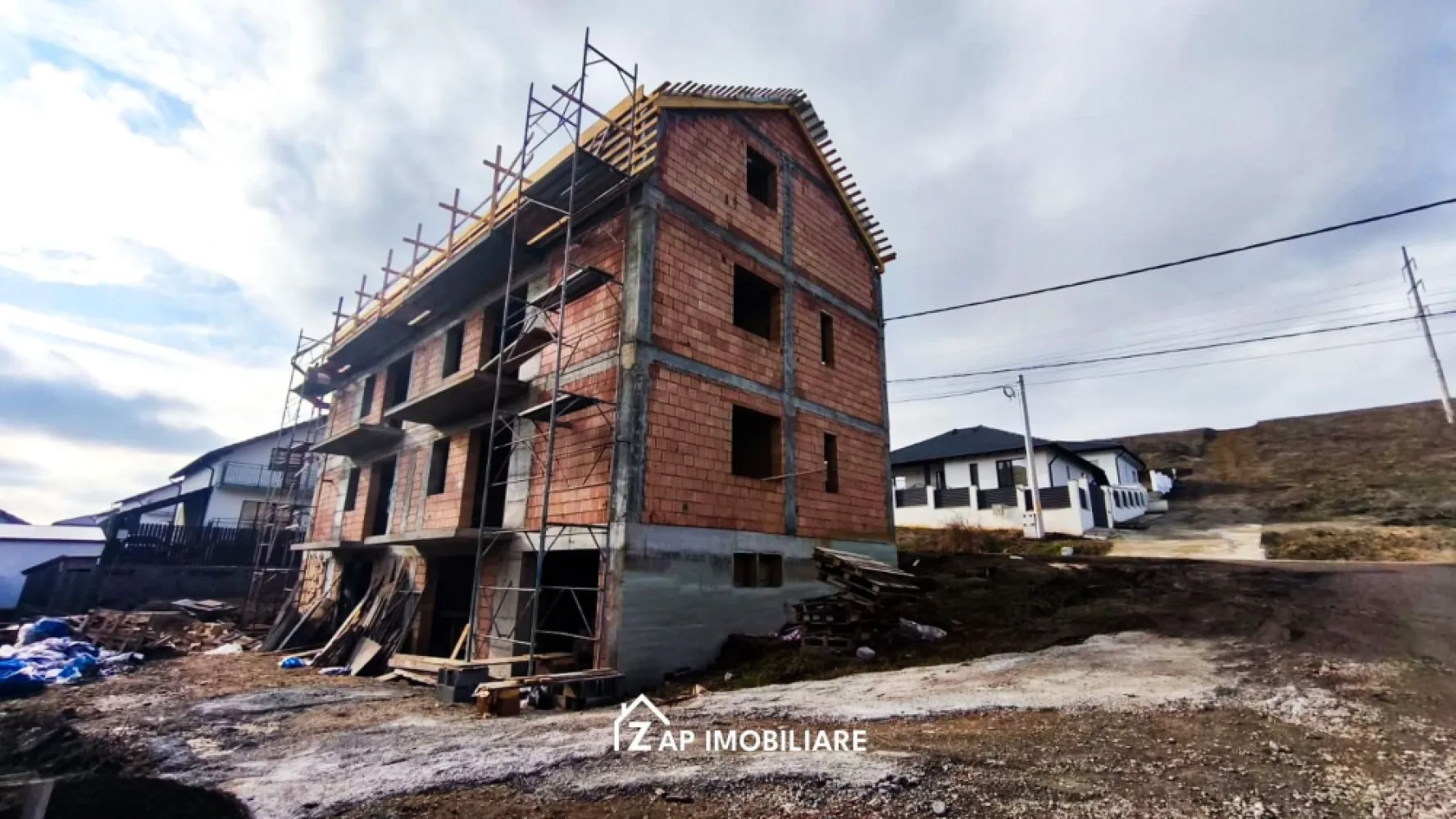 Apartamente 2 camere - Bloc NOU - Sancraiul de Mureș - Mentionati ID-ul proprietatii cand apelati: CP2919545
Contact ⓪⑦②⑥ ②②③ ⑧⑧⑥ Sebastian
Bloc nou de apartamente in Sancraiul de Mures – constructie moderna, compartimentare eficienta, ideal atat pentru locuit cat si pentru investitie.
Apartamente cu 2 camere, suprafata utila de 60 mp. Preturile variaza in functie de etaj:
2 camere - 60 mp - Parter - 104.000 euro
2 camere - 60 mp - Etaj 1 - 101.000 euro
2 camere - 60 mp - Mansarda - 95.000 euro
Se vinde semifinisat avansat
Centrala termica in condensatie
Incalzire in pardoseala
Pereti vopsiti in lavabil alb
1 loc de parcare inclus gratuit
Garaj optional - 19.500 euro
La preturile afisate nu se adauga TVA

Imobil nou, finisaje moderne, compartimentare practica si eficienta. Zona in plina dezvoltare, acces facil catre Targu Mures, ideal pentru familie sau investitie.
Pentru detalii suplimentare si programarea unei vizionari, nu ezitati sa ma contactati.
Contact ⓪⑦②⑥ ②②③ ⑧⑧⑥ Sebastian
