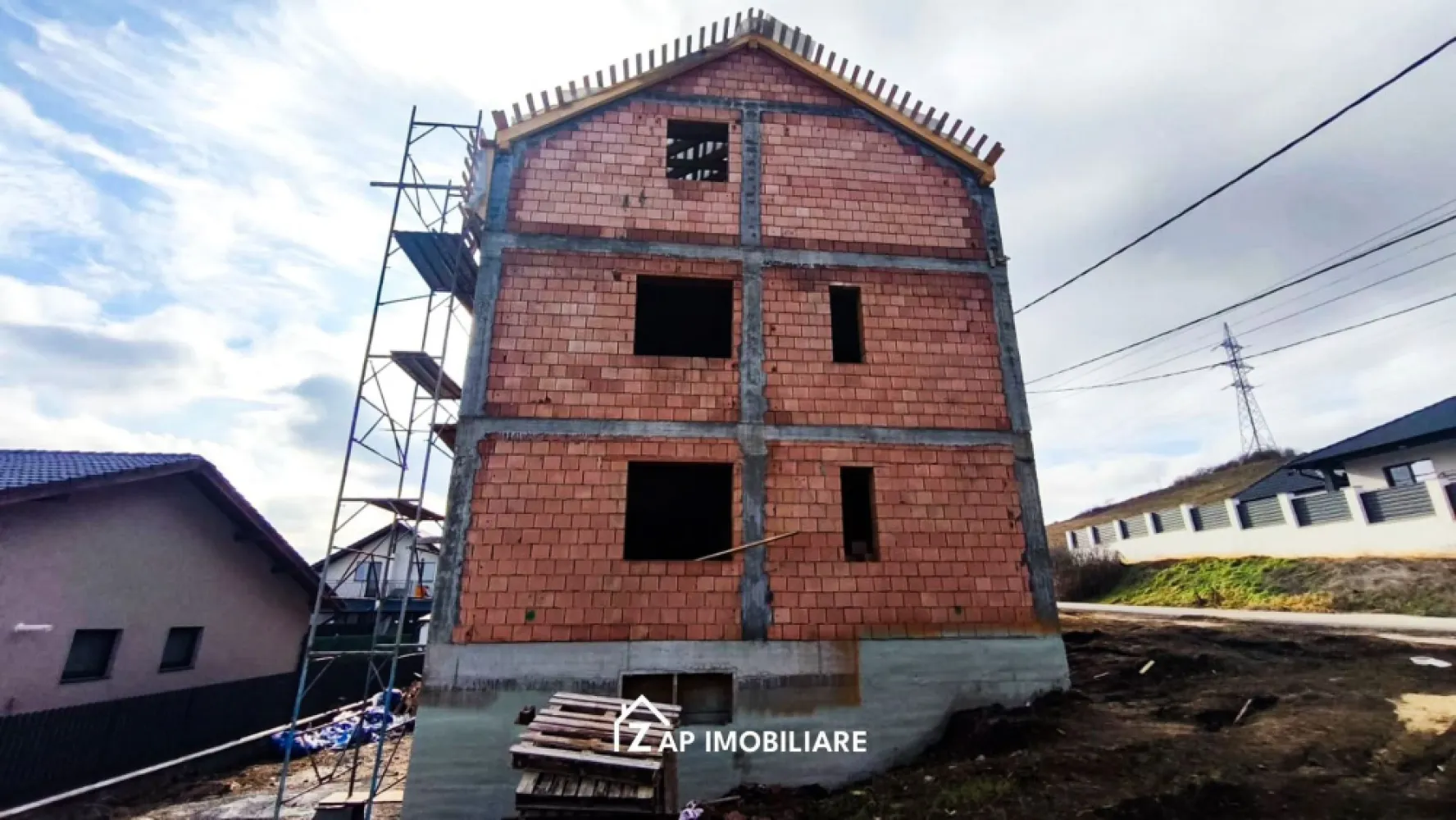 Apartamente 2 camere - Bloc NOU - Sancraiul de Mureș - Mentionati ID-ul proprietatii cand apelati: CP2919545
Contact ⓪⑦②⑥ ②②③ ⑧⑧⑥ Sebastian
Bloc nou de apartamente in Sancraiul de Mures – constructie moderna, compartimentare eficienta, ideal atat pentru locuit cat si pentru investitie.
Apartamente cu 2 camere, suprafata utila de 60 mp. Preturile variaza in functie de etaj:
2 camere - 60 mp - Parter - 104.000 euro
2 camere - 60 mp - Etaj 1 - 101.000 euro
2 camere - 60 mp - Mansarda - 95.000 euro
Se vinde semifinisat avansat
Centrala termica in condensatie
Incalzire in pardoseala
Pereti vopsiti in lavabil alb
1 loc de parcare inclus gratuit
Garaj optional - 19.500 euro
La preturile afisate nu se adauga TVA

Imobil nou, finisaje moderne, compartimentare practica si eficienta. Zona in plina dezvoltare, acces facil catre Targu Mures, ideal pentru familie sau investitie.
Pentru detalii suplimentare si programarea unei vizionari, nu ezitati sa ma contactati.
Contact ⓪⑦②⑥ ②②③ ⑧⑧⑥ Sebastian