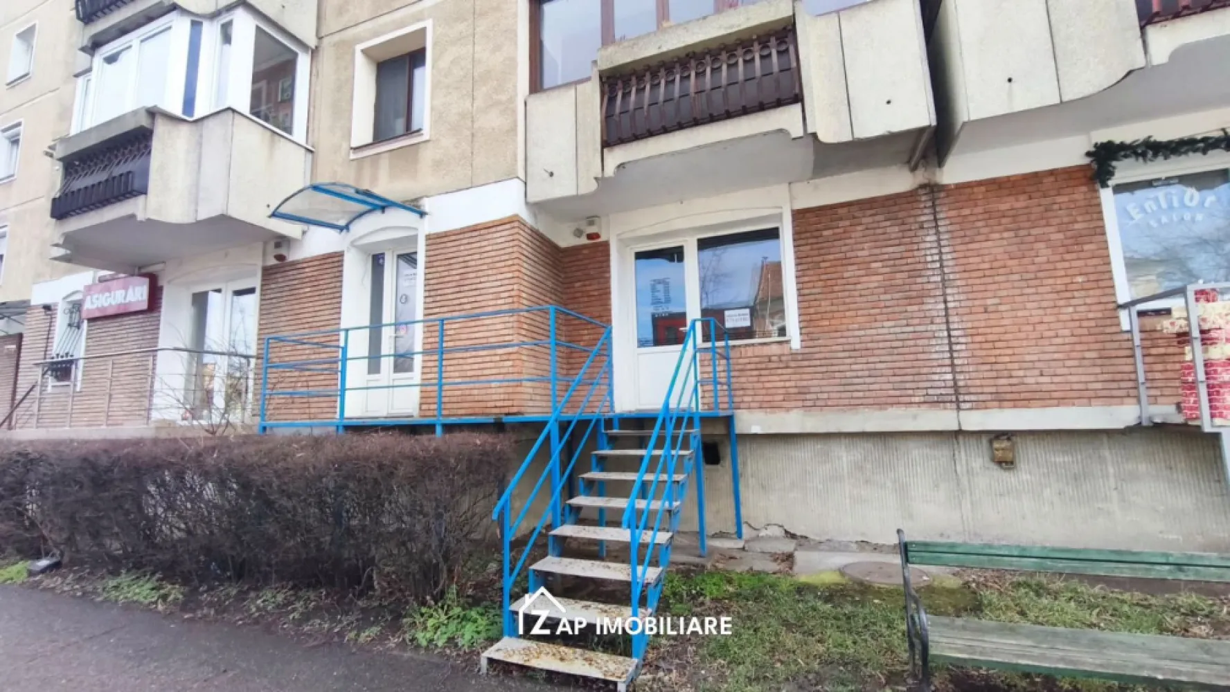Spatiu comercial - 7 noiembrie - trafic intens - stradal - Mentionati ID-ul proprietatii cand apelati: CP2908526
Contact ⓪⑦②⑥ ②②③ ⑧⑧⑥ Sebastian
De închiriat spatiu comercial format din 2 incaperi situate la parter in cartierul 7 noiembrie Targu Mures
Compartimentare:
- 2 incaperi ( 4.28mX 4.15m, respectiv 2.95m x 3.95 m) + hol + toaleta
- fiecare incapere are usa cu intrare din strada dar si intre ele in interior.
- centrală termică, calorifere, geamuri termopan, ușă termopan
- sistem de alarma
Imobilul se închiriază la prețul de 400 Euro ( 2000 LEI ) 
Contact ⓪⑦②⑥ ②②③ ⑧⑧⑥ Sebastian 
Comisionul perceput este de 50% din valoarea primei chirii si se percepe o singură dată!
Acest anunț nu corespunde cerințelor tale? Sună la numărul afișat în anunț și unul dintre agenții noștri te va ajuta cu alte oferte personalizate în funcție de cerințele tale.