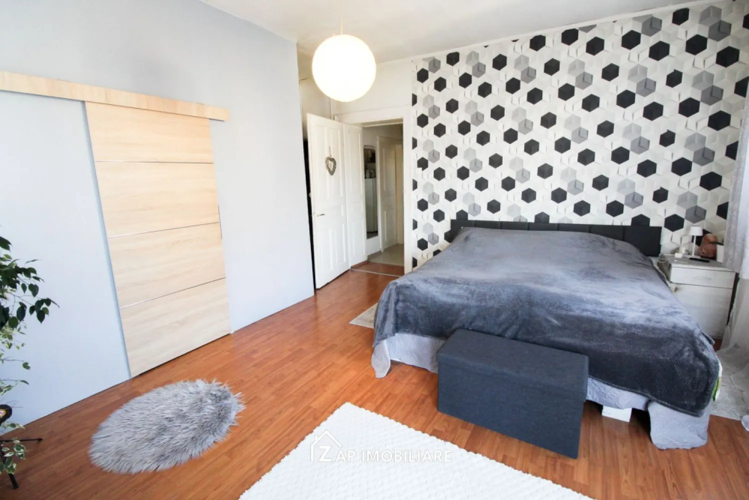 Centru - Mihai Viteazul - Apt 4 camere - 85 mp util - etaj 1 - Mentionati ID-ul proprietatii cand apelati: CP2936920
Comision ZERO pentru cumparator!
Contact ⓪⑦②⑥ ②②③ ⑧⑧⑥ Sebastian
De vânzare apartament 4 camere decomandat confort 1 sporit , situat în zona Centrala a orasului , strada Mihai Viteazul, suprafață utilă de 85 mp, si o suprafata desfasurata de 119.25 mp situat la etajul 1 oferit de Zap Imobiliare 
Detalii: 
- 4 camere, 1 bucătărie, 2 bai, 
- centrală termică, calorifere, geamuri termopan, cu ramana de lemn ușă metalică.

Locuința se vinde la prețul de 159. 000Euro . Comisionul este ZERO pentru cumparator
Contact ⓪⑦②⑥ ②②③ ⑧⑧⑥ Sebastian