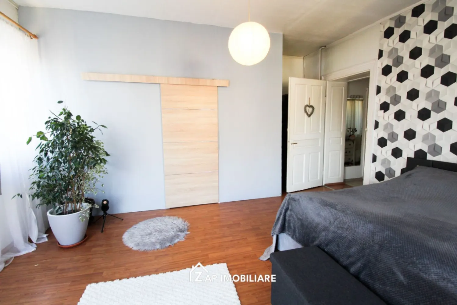 Centru - Mihai Viteazul - Apt 4 camere - 85 mp util - etaj 1 - Mentionati ID-ul proprietatii cand apelati: CP2936920
Comision ZERO pentru cumparator!
Contact ⓪⑦②⑥ ②②③ ⑧⑧⑥ Sebastian
De vânzare apartament 4 camere decomandat confort 1 sporit , situat în zona Centrala a orasului , strada Mihai Viteazul, suprafață utilă de 85 mp, si o suprafata desfasurata de 119.25 mp situat la etajul 1 oferit de Zap Imobiliare 
Detalii: 
- 4 camere, 1 bucătărie, 2 bai, 
- centrală termică, calorifere, geamuri termopan, cu ramana de lemn ușă metalică.

Locuința se vinde la prețul de 159. 000Euro . Comisionul este ZERO pentru cumparator
Contact ⓪⑦②⑥ ②②③ ⑧⑧⑥ Sebastian