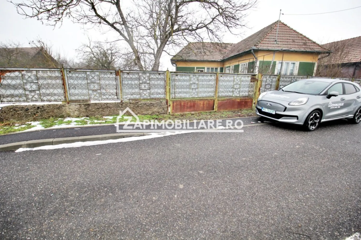 Casa 3 camere,1 baie,100 mp, 2.700 mp teren,0% comision - Contact 0774048706 Bogdan
De vânzare casă, singur în curte, 3 camere situată în Ungheni, suprafața utilă de 88 mp, suprafata construită 108 mp.amplasată pe un teren cu suprafața de 2700 mp, 
Compartimentare:
- 1 living, 1 bucătărie, 1 baie,2 dormitoare, 1 camară, 

Detalii:
- fundația casei are o adâncime de 1 m, pereții sunt din cărămidă, acoperișul de țiglă 
- pivniță, pod mansardabil, 

Utilitați:
- curent, apă, gaz, canalizare

Casa se vinde la prețul de 128.000 Euro negociabil. Comision ZERO!
Contact 0774048706 Bogdan
Daca vă place această ofertă sau pentru alte informații sunați la numărul de contact din anunț! 
Compania Zap Imobiliare vă pune la dispoziție toate actele și documentele necesare alături de asistență și consiliere permanentă până la finalizarea achiziției imobiliare. 
Ne dorim să îți oferim cea mai plăcută experiență, îndeplinim vise cu pereți!