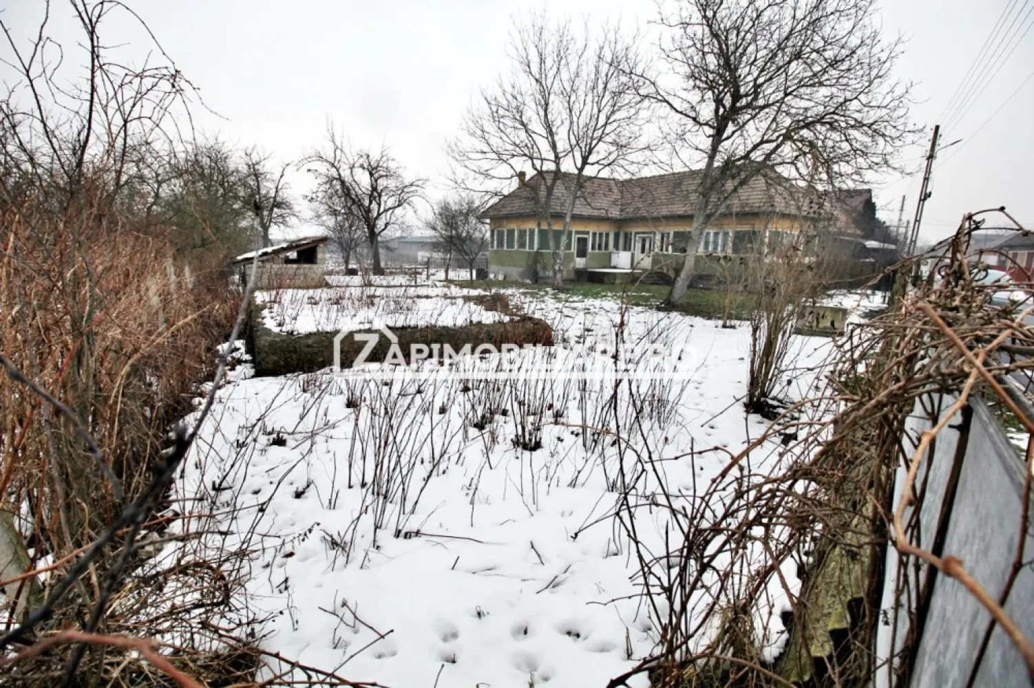 Casa 3 camere,1 baie,100 mp, 2.700 mp teren,0% comision - Contact 0774048706 Bogdan
De vânzare casă, singur în curte, 3 camere situată în Ungheni, suprafața utilă de 88 mp, suprafata construită 108 mp.amplasată pe un teren cu suprafața de 2700 mp, 
Compartimentare:
- 1 living, 1 bucătărie, 1 baie,2 dormitoare, 1 camară, 

Detalii:
- fundația casei are o adâncime de 1 m, pereții sunt din cărămidă, acoperișul de țiglă 
- pivniță, pod mansardabil, 

Utilitați:
- curent, apă, gaz, canalizare

Casa se vinde la prețul de 128.000 Euro negociabil. Comision ZERO!
Contact 0774048706 Bogdan
Daca vă place această ofertă sau pentru alte informații sunați la numărul de contact din anunț! 
Compania Zap Imobiliare vă pune la dispoziție toate actele și documentele necesare alături de asistență și consiliere permanentă până la finalizarea achiziției imobiliare. 
Ne dorim să îți oferim cea mai plăcută experiență, îndeplinim vise cu pereți!