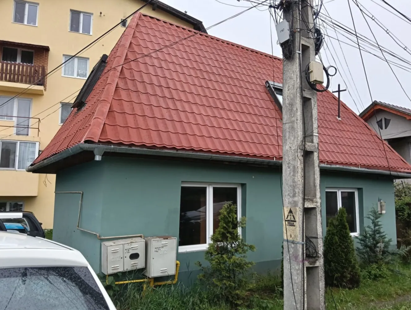 Casa 3 camere, 50 mp, 0% comision - Contact 0774048706 Bogdan
De vânzare casă, , 3 camere situată în Sangeorgiu de Mures, suprafața utilă de 50 .mp amplasată pe un teren cu suprafața de 100 mp, 
Compartimentare:
- la parter: 1 living, 1 bucătărie, 1 baie
- la etaj: 2 dormitoare,

Detalii:
- centrală termică, calorifere, geamuri termopan, 
- fundația casei are o adâncime de 1 m, pereții sunt din cărămidă, acoperișul de tablă, izolată cu polistiren de 10 cm.

Utilitați:
- curent, apă, gaz, canalizare

Casa se vinde la cheie la prețul de 58.0000 Euro negociabil. Comision ZERO!
Contact 0774048706 Bogdan
Daca vă place această ofertă sau pentru alte informații sunați la numărul de contact din anunț! 
Compania Zap Imobiliare vă pune la dispoziție toate actele și documentele necesare alături de asistență și consiliere permanentă până la finalizarea achiziției imobiliare. 
Ne dorim să îți oferim cea mai plăcută experiență, îndeplinim vise cu pereți!