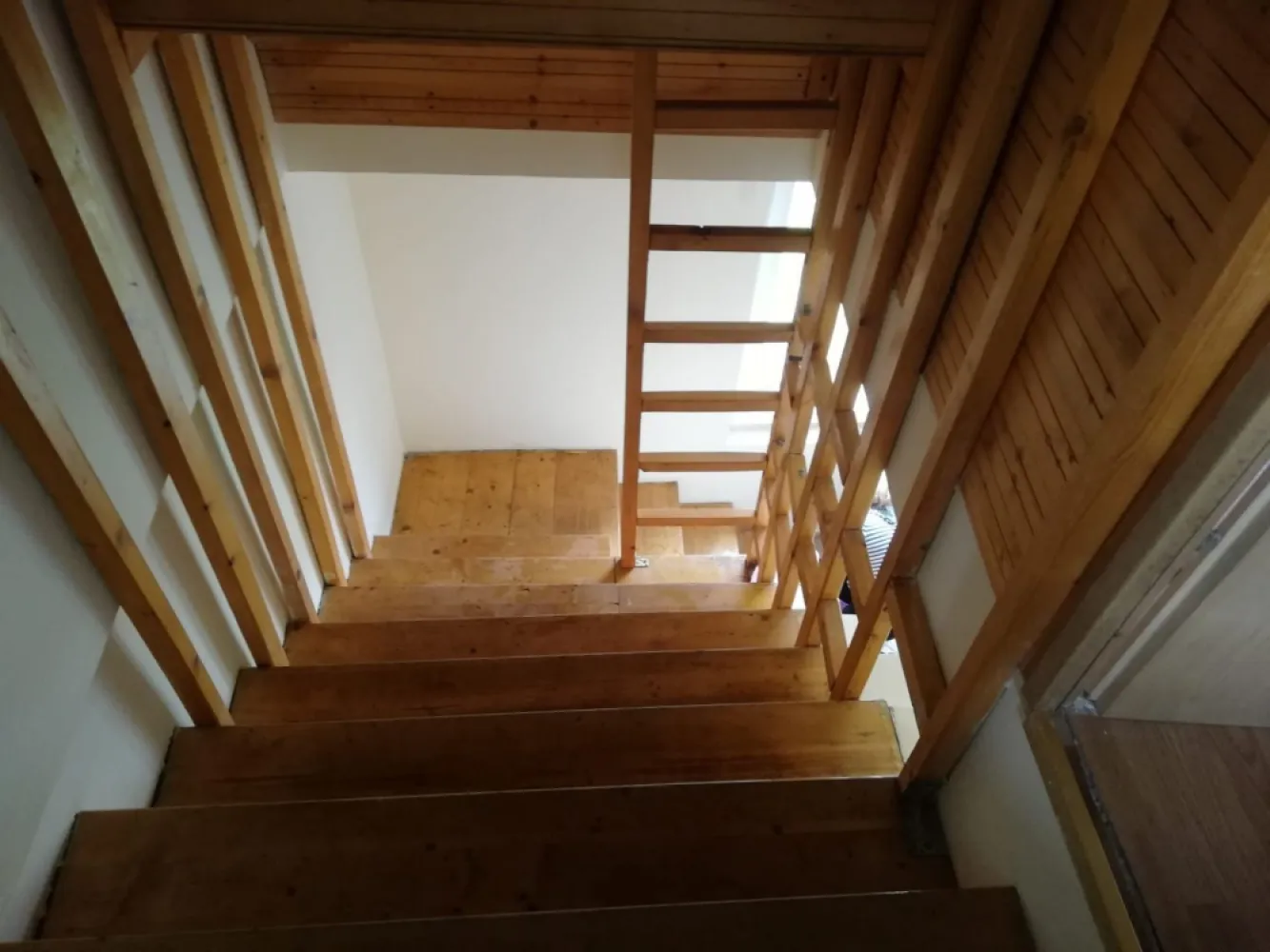 Casa 3 camere, 50 mp, 0% comision - Contact 0774048706 Bogdan
De vânzare casă, , 3 camere situată în Sangeorgiu de Mures, suprafața utilă de 50 .mp amplasată pe un teren cu suprafața de 100 mp, 
Compartimentare:
- la parter: 1 living, 1 bucătărie, 1 baie
- la etaj: 2 dormitoare,

Detalii:
- centrală termică, calorifere, geamuri termopan, 
- fundația casei are o adâncime de 1 m, pereții sunt din cărămidă, acoperișul de tablă, izolată cu polistiren de 10 cm.

Utilitați:
- curent, apă, gaz, canalizare

Casa se vinde la cheie la prețul de 58.0000 Euro negociabil. Comision ZERO!
Contact 0774048706 Bogdan
Daca vă place această ofertă sau pentru alte informații sunați la numărul de contact din anunț! 
Compania Zap Imobiliare vă pune la dispoziție toate actele și documentele necesare alături de asistență și consiliere permanentă până la finalizarea achiziției imobiliare. 
Ne dorim să îți oferim cea mai plăcută experiență, îndeplinim vise cu pereți!