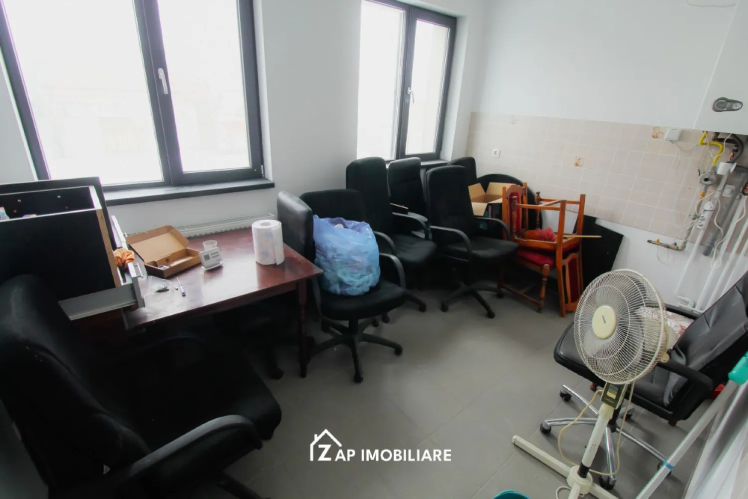 Spatiu de Birouri 100 mp - Renovat - Mentionati ID-ul proprietatii cand apelati: 
Contact ⓪⑦②⑥ ②②③ ⑧⑧⑥ Sebastian
Compartimentare: 4 birouri- prevazute cu aer conditionat si incalzire centralizata, 2 bai, 1 bucatarie(oficiu) si hol
, situate la etajul 1 

Imobilul se închiriază la prețul de 950 Euro + TVA negociabil.
Contact ⓪⑦②⑥ ②②③ ⑧⑧⑥ Sebastian 
Comisionul perceput este de 50% din valoarea primei chirii si se percepe o singură dată!
Acest anunț nu corespunde cerințelor tale? Sună la numărul afișat în anunț și unul dintre agenții noștri te va ajuta cu alte oferte personalizate în funcție de cerințele tale.