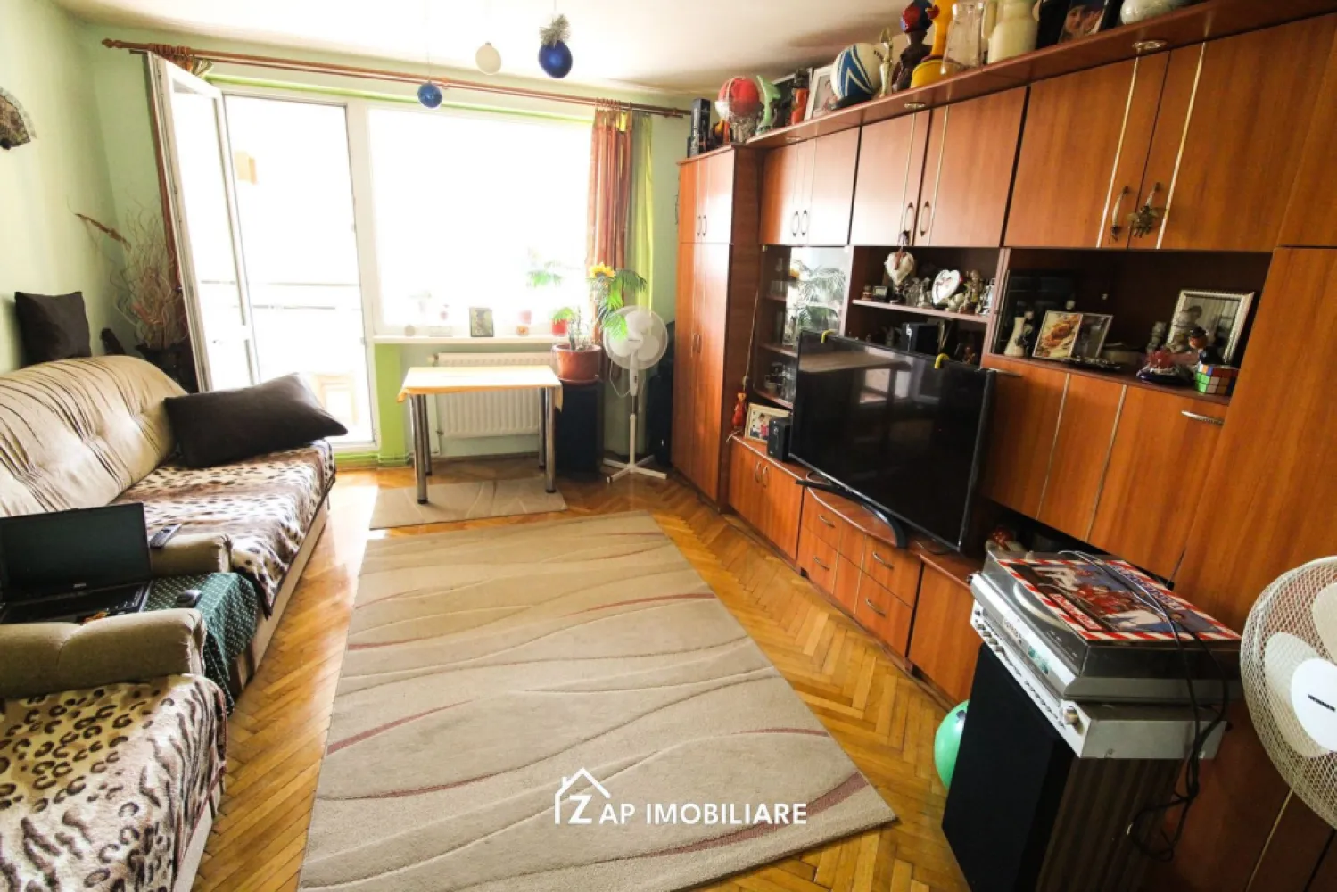 Zona Dacia - 3 camere - 1 baie - mobilat utilat - Mentionati ID-ul proprietatii cand apelati: CP2915132
Comision ZERO pentru cumparator!
Contact ⓪⑦②⑥ ②②③ ⑧⑧⑥ Sebastian
De vânzare apartament 3 camere decomandat , situat în zona Dacia , strada Bucinului, suprafață utilă de 60 mp, situat la etajul 4 din 4 oferit de Zap Imobiliare 
Detalii: 
- 1 living, 2 dormitoare, 1 bucătărie, 1 baie, 1 balcon cu jaluzele 
- centrală termică, calorifere, geamuri termopan, ușă metalică.

Locuința se vinde mobilata si utilata la prețul de 105000 Euro negociabil. Comisionul este ZERO pentru cumparator
Contact ⓪⑦②⑥ ②②③ ⑧⑧⑥ Sebastian

Proprietatea se află într-o zonă cu un confort deosebit, datorită amplasării în imediata apropiere a tot ceea ce înseamnă viață modernă, și anume: mijloace de transport în comun, magazine, unități de învățământ de toate gradele, piață, parc, bănci, farmacii, s.a.