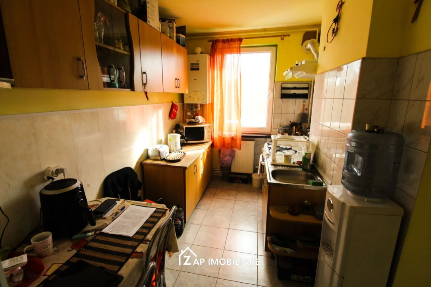 Zona Dacia - 3 camere - 1 baie - mobilat utilat - Mentionati ID-ul proprietatii cand apelati: CP2915132
Comision ZERO pentru cumparator!
Contact ⓪⑦②⑥ ②②③ ⑧⑧⑥ Sebastian
De vânzare apartament 3 camere decomandat , situat în zona Dacia , strada Bucinului, suprafață utilă de 60 mp, situat la etajul 4 din 4 oferit de Zap Imobiliare 
Detalii: 
- 1 living, 2 dormitoare, 1 bucătărie, 1 baie, 1 balcon cu jaluzele 
- centrală termică, calorifere, geamuri termopan, ușă metalică.

Locuința se vinde mobilata si utilata la prețul de 105000 Euro negociabil. Comisionul este ZERO pentru cumparator
Contact ⓪⑦②⑥ ②②③ ⑧⑧⑥ Sebastian

Proprietatea se află într-o zonă cu un confort deosebit, datorită amplasării în imediata apropiere a tot ceea ce înseamnă viață modernă, și anume: mijloace de transport în comun, magazine, unități de învățământ de toate gradele, piață, parc, bănci, farmacii, s.a.