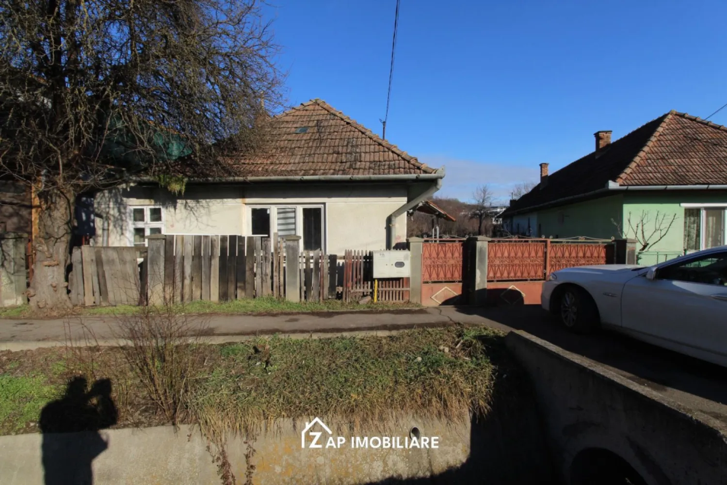 Casa + teren 993 mp + proiect extindere - Unirii - Mentionati ID-ul proprietatii cand apelati: CP2908862
Contact ⓪⑦②⑥ ②②③ ⑧⑧⑥ Sebastian
De vânzare casă, singur în curte situată în cartierul Unirii - Strada Remetea , suprafața utilă de 80.mp amplasată pe un teren cu suprafața de 993 mp, deschidere la drum de 12.3 metri liniari
Imobilul dispune de toate utilitatile curent, apă, gaz, canalizare
Casa se vinde la prețul de 115000 Euro negociabil. Comision ZERO!

Contact ⓪⑦②⑥ ②②③ ⑧⑧⑥ Sebastian Daca vă place această ofertă sau pentru alte informații sunați la numărul de contact din anunț! 
Compania Zap Imobiliare vă pune la dispoziție toate actele și documentele necesare alături de asistență și consiliere permanentă până la finalizarea achiziției imobiliare. 
Ne dorim să îți oferim cea mai plăcută experiență, îndeplinim vise cu pereți!