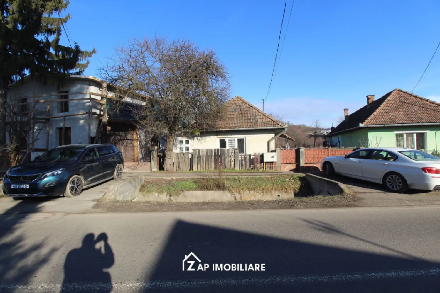 Casa + teren 993 mp + proiect extindere - Unirii - Mentionati ID-ul proprietatii cand apelati: CP2908862
Contact ⓪⑦②⑥ ②②③ ⑧⑧⑥ Sebastian
De vânzare casă, singur în curte situată în cartierul Unirii - Strada Remetea , suprafața utilă de 80.mp amplasată pe un teren cu suprafața de 993 mp, deschidere la drum de 12.3 metri liniari
Imobilul dispune de toate utilitatile curent, apă, gaz, canalizare
Casa se vinde la prețul de 115000 Euro negociabil. Comision ZERO!

Contact ⓪⑦②⑥ ②②③ ⑧⑧⑥ Sebastian Daca vă place această ofertă sau pentru alte informații sunați la numărul de contact din anunț! 
Compania Zap Imobiliare vă pune la dispoziție toate actele și documentele necesare alături de asistență și consiliere permanentă până la finalizarea achiziției imobiliare. 
Ne dorim să îți oferim cea mai plăcută experiență, îndeplinim vise cu pereți!