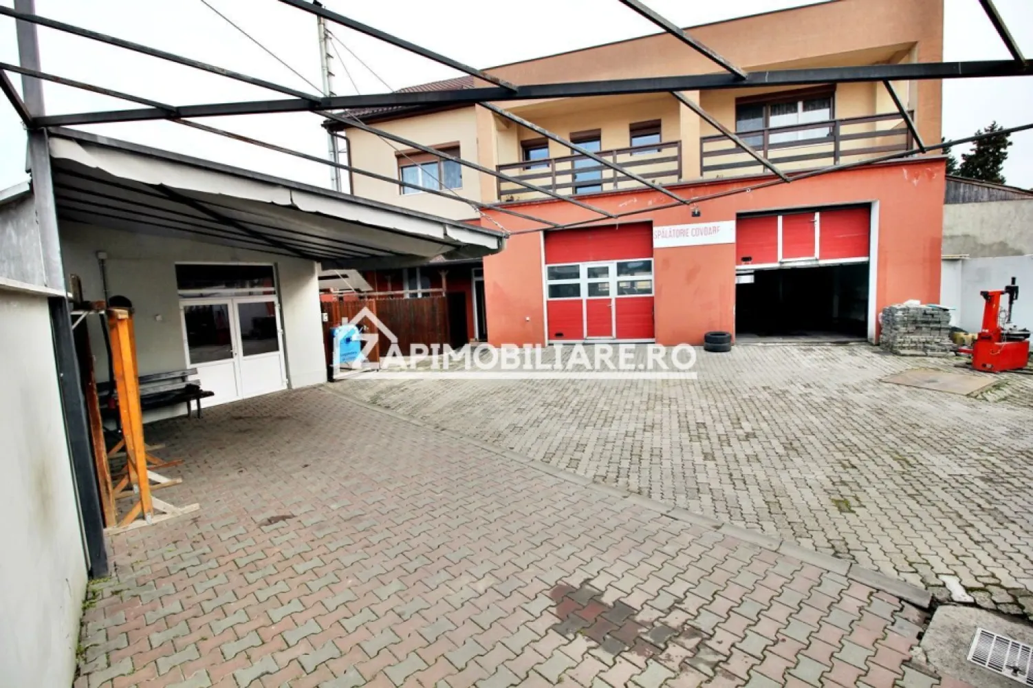 Casa 4 camere+spatiu comercial 420mp.6 bai,720mp teren - Contact 0774048706 Bogdan
De vânzare casă,+ spatiu comercial singur în curte, 4 camere+ spatiu comercial la parter, 6 bai, situată în cartierul Unirii, spatiul comercial are suprafața utilă de 187 mp si suprafata utilă la casă 156 mp.suprafata totală construită 420 mp, amplasată pe un teren cu suprafața de 720mp, cu deschidere la 2 drumuri de 18.5 ml.si 13 ml
Compartimentare:
- la parter spatiu comercial:1 spălătorie auto cu 2 boxe, 1 sală de asteptare , 3 bai,2 vestiare,1 magazie de lemne, 1 pivnită, 1 cameră tehnică,1 foisor, 1 magazie.
- la etaj: 3 dormitoare, 1 living,3 bai, 1 bucătărie,1 spălătorie, 2 terase, 1 hol

Detalii:
- centrală termică, calorifere, geamuri termopan, 
- fundația casei are o adâncime de 2 m, pereții sunt din bca+ polistiren, acoperișul de țiglă, izolată cu polistiren de 5 cm.
- pivniță, pod mansardabil, 
- anul construcției 2011
- panouri solare
Utilitați:
- curent, apă, gaz, canalizare

Casa si spatiul comercial se vinde la cheie la prețul de 599.000 Euro negociabil. Comision ZERO!
Contact 0774048706 Bogdan
Daca vă place această ofertă sau pentru alte informații sunați la numărul de contact din anunț! 
Compania Zap Imobiliare vă pune la dispoziție toate actele și documentele necesare alături de asistență și consiliere permanentă până la finalizarea achiziției imobiliare. 
Ne dorim să îți oferim cea mai plăcută experiență, îndeplinim vise cu pereți!