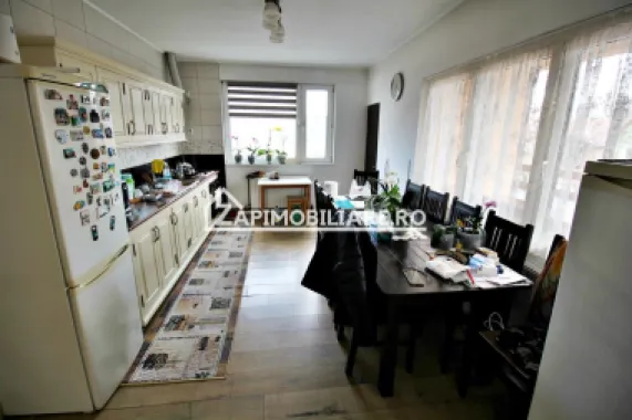 Casa 4 camere+spatiu comercial 420mp.6 bai,720mp teren