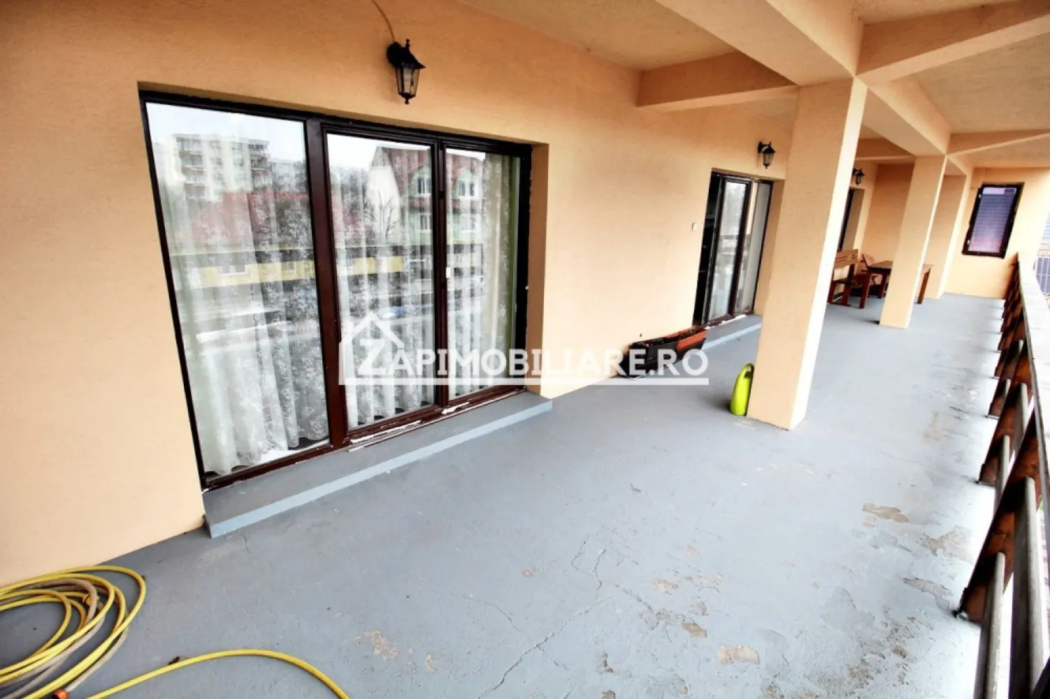 Casa 4 camere+spatiu comercial 420mp.6 bai,720mp teren