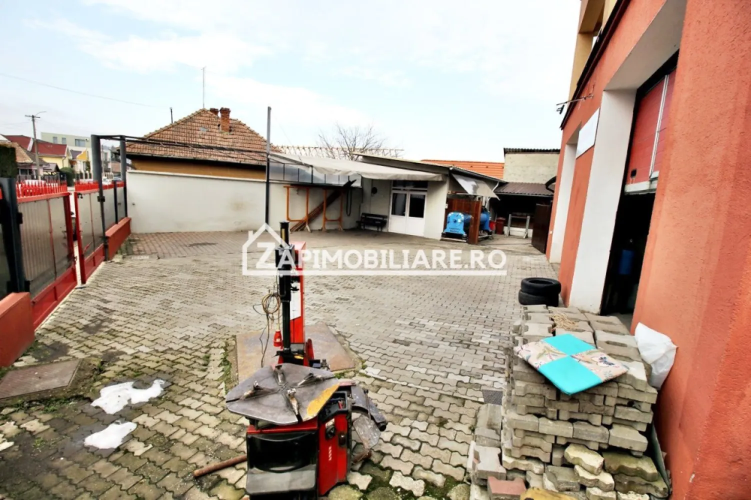 Casa 4 camere+spatiu comercial 420mp.6 bai,720mp teren