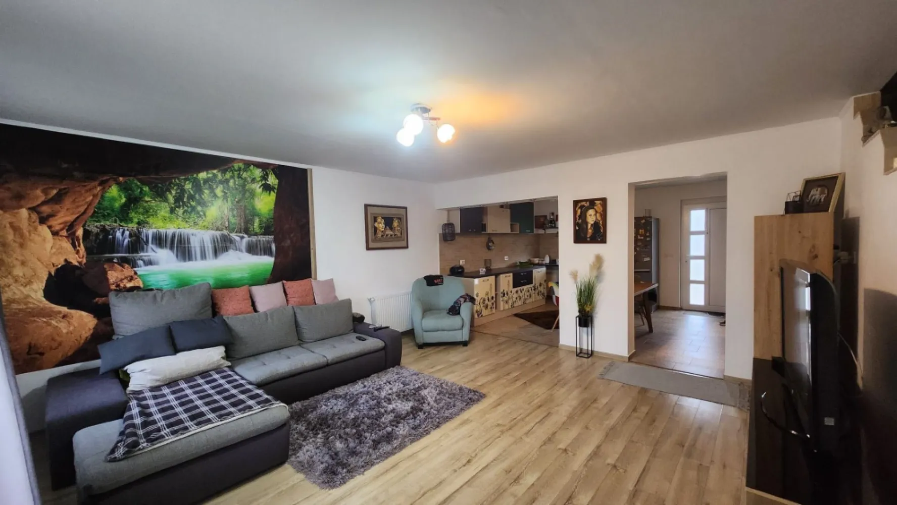 Casa 3 camere,2 bai, 1 garaj,100 mp,315 mp teren,0% comision - Contact 0774048706 Bogdan
De vânzare casă, tip duplex singur în curte 3 camere situată în Sangeorgiu de Mures zona Tofalau, suprafața utilă de 100 mp amplasată pe un teren cu suprafața de 315 mp, 
Compartimentare:
- la parter: 1 living, 1 bucătărie, 1 baie, 1 hol 1 garaj
- la etaj:2 dormitoare, 1 baie, 1 balcon.

Detalii:
- centrală termică, calorifere, geamuri termopan, .
- fundația casei are o adâncime de 1 m, pereții sunt din cărămidă, acoperișul de țiglă, izolată cu polistiren de 10 cm.
- anul construcției 2020

Utilitați:
- curent, apă, canalizare

Casa se vinde la cheie mobilată și utilată la prețul de 145.000 Euro. Comision ZERO!
Contact 0774048706 Bogdan
Daca vă place această ofertă sau pentru alte informații sunați la numărul de contact din anunț! 
Compania Zap Imobiliare vă pune la dispoziție toate actele și documentele necesare alături de asistență și consiliere permanentă până la finalizarea achiziției imobiliare. 
Ne dorim să îți oferim cea mai plăcută experiență, îndeplinim vise cu pereți!