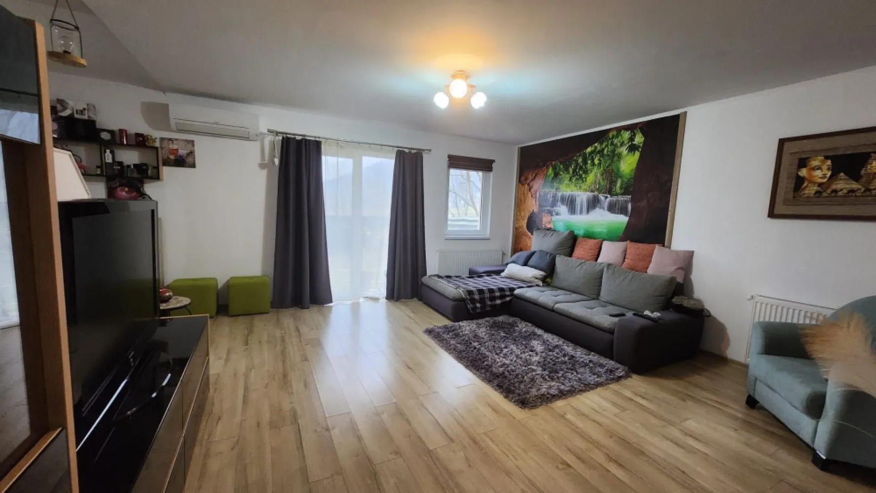 Casa 3 camere,2 bai, 1 garaj,100 mp,315 mp teren,0% comision - Contact 0774048706 Bogdan
De vânzare casă, tip duplex singur în curte 3 camere situată în Sangeorgiu de Mures zona Tofalau, suprafața utilă de 100 mp amplasată pe un teren cu suprafața de 315 mp, 
Compartimentare:
- la parter: 1 living, 1 bucătărie, 1 baie, 1 hol 1 garaj
- la etaj:2 dormitoare, 1 baie, 1 balcon.

Detalii:
- centrală termică, calorifere, geamuri termopan, .
- fundația casei are o adâncime de 1 m, pereții sunt din cărămidă, acoperișul de țiglă, izolată cu polistiren de 10 cm.
- anul construcției 2020

Utilitați:
- curent, apă, canalizare

Casa se vinde la cheie mobilată și utilată la prețul de 145.000 Euro. Comision ZERO!
Contact 0774048706 Bogdan
Daca vă place această ofertă sau pentru alte informații sunați la numărul de contact din anunț! 
Compania Zap Imobiliare vă pune la dispoziție toate actele și documentele necesare alături de asistență și consiliere permanentă până la finalizarea achiziției imobiliare. 
Ne dorim să îți oferim cea mai plăcută experiență, îndeplinim vise cu pereți!