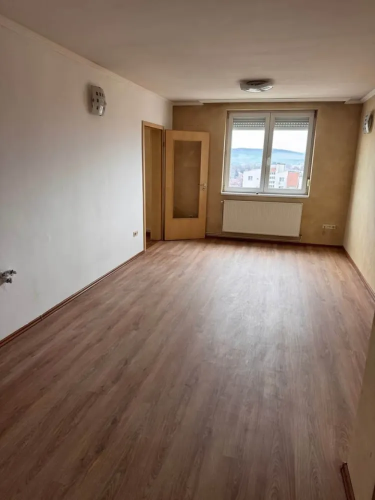Ultracentral - Apt. Studio - Piata Teatrului - etaj 10 - Mentionati ID-ul proprietatii cand apelati: CP2885047
Comision ZERO pentru cumparator!
Contact ⓪⑦②⑥ ②②③ ⑧⑧⑥ Sebastian
De vânzare apartament tip studio decomandat confort 1 situat în Zona Ultracentrala a orasului in Piata Teatrului , suprafață utilă de 47 mp, situat la etajul 9 din 10 oferit de Zap Imobiliare
Detalii:
- 1 camere 1 baie, 1 bucatarie
- centrală termică, calorifere, geamuri termopan, ușă metalică.

Locuința se vinde la prețul de 92000 Euro . Comisionul este ZERO pentru cumparator
Contact ⓪⑦②⑥ ②②③ ⑧⑧⑥ Sebastian

Proprietatea se află într-o zonă cu un confort deosebit, datorită amplasării în imediata apropiere a tot ceea ce înseamnă viață modernă, și anume: mijloace de transport în comun, magazine, unități de învățământ de toate gradele, piață, parc, bănci, farmacii, s.a.