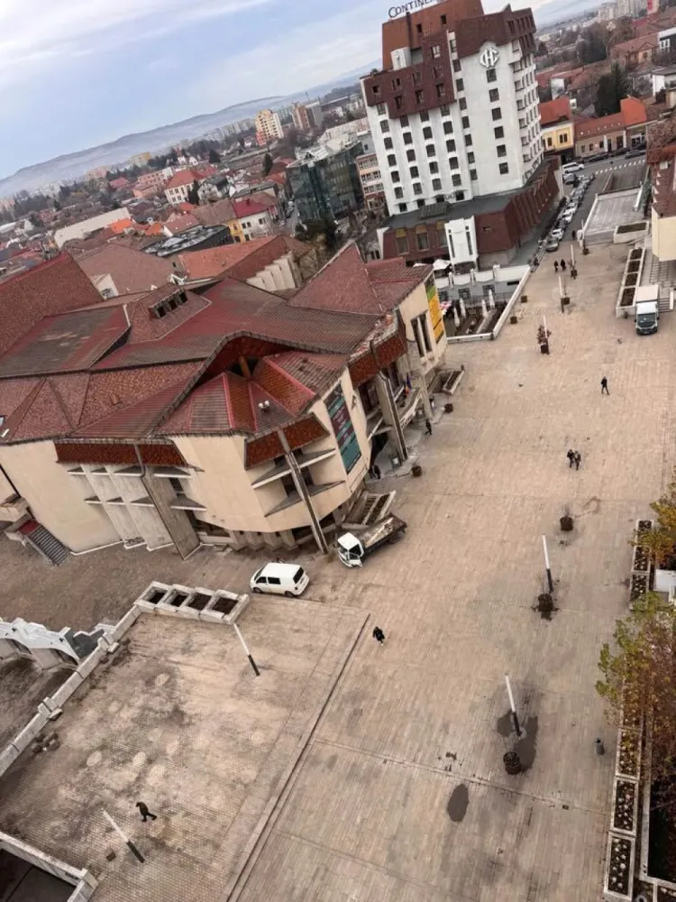 Ultracentral - Apt. Studio - Piata Teatrului - etaj 10 - Mentionati ID-ul proprietatii cand apelati: CP2885047
Comision ZERO pentru cumparator!
Contact ⓪⑦②⑥ ②②③ ⑧⑧⑥ Sebastian
De vânzare apartament tip studio decomandat confort 1 situat în Zona Ultracentrala a orasului in Piata Teatrului , suprafață utilă de 47 mp, situat la etajul 9 din 10 oferit de Zap Imobiliare
Detalii:
- 1 camere 1 baie, 1 bucatarie
- centrală termică, calorifere, geamuri termopan, ușă metalică.

Locuința se vinde la prețul de 92000 Euro . Comisionul este ZERO pentru cumparator
Contact ⓪⑦②⑥ ②②③ ⑧⑧⑥ Sebastian

Proprietatea se află într-o zonă cu un confort deosebit, datorită amplasării în imediata apropiere a tot ceea ce înseamnă viață modernă, și anume: mijloace de transport în comun, magazine, unități de învățământ de toate gradele, piață, parc, bănci, farmacii, s.a.