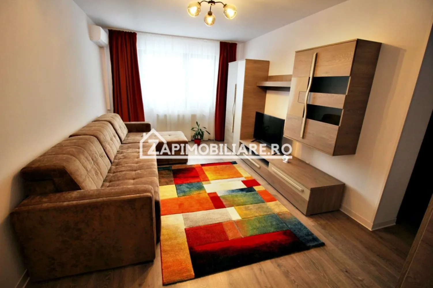 Apartament in bloc nou,1 camera,42mp,1 parcare,cartier Tudor - De închiriat apartament 1 cameră decomandat confort 1, situat în cartierul Tudor , strada Livezeni, suprafață utilă de 42 mp, situat la etajul 6 din 10 oferit de Zap Imobiliare.
Detalii: 
- 1 dormitor, 1 bucătărie, 1 baie, 1 debara,1 parcare privată 
- centrală termică, calorifere, geamuri termopan, ușă metalică.
- masina de spalat rufe, frigider. aragaz, aer conditionat
Contact 0774048706 Bogdan
Proprietatea se află într-o zonă cu un confort deosebit, datorită amplasării în imediata apropiere a tot ceea ce înseamnă viață modernă, și anume: mijloace de transport în comun, magazine, unități de învățământ de toate gradele, piață, parc, bănci, farmacii, s.a.
Locuința se închiriază mobilată și utilată la prețul de 400 Euro negociabil. 
Comisionul perceput este de 50% din valoarea primei chirii si se plateste o singura data in momentul semnarii contractului de inchiriere.
Contact 0774048706 Bogdan
Acest anunț nu corespunde cerințelor tale? Sună la numărul afișat în anunț și unul dintre agenții noștri te va ajuta cu alte oferte personalizate în funcție de cerințele tale.