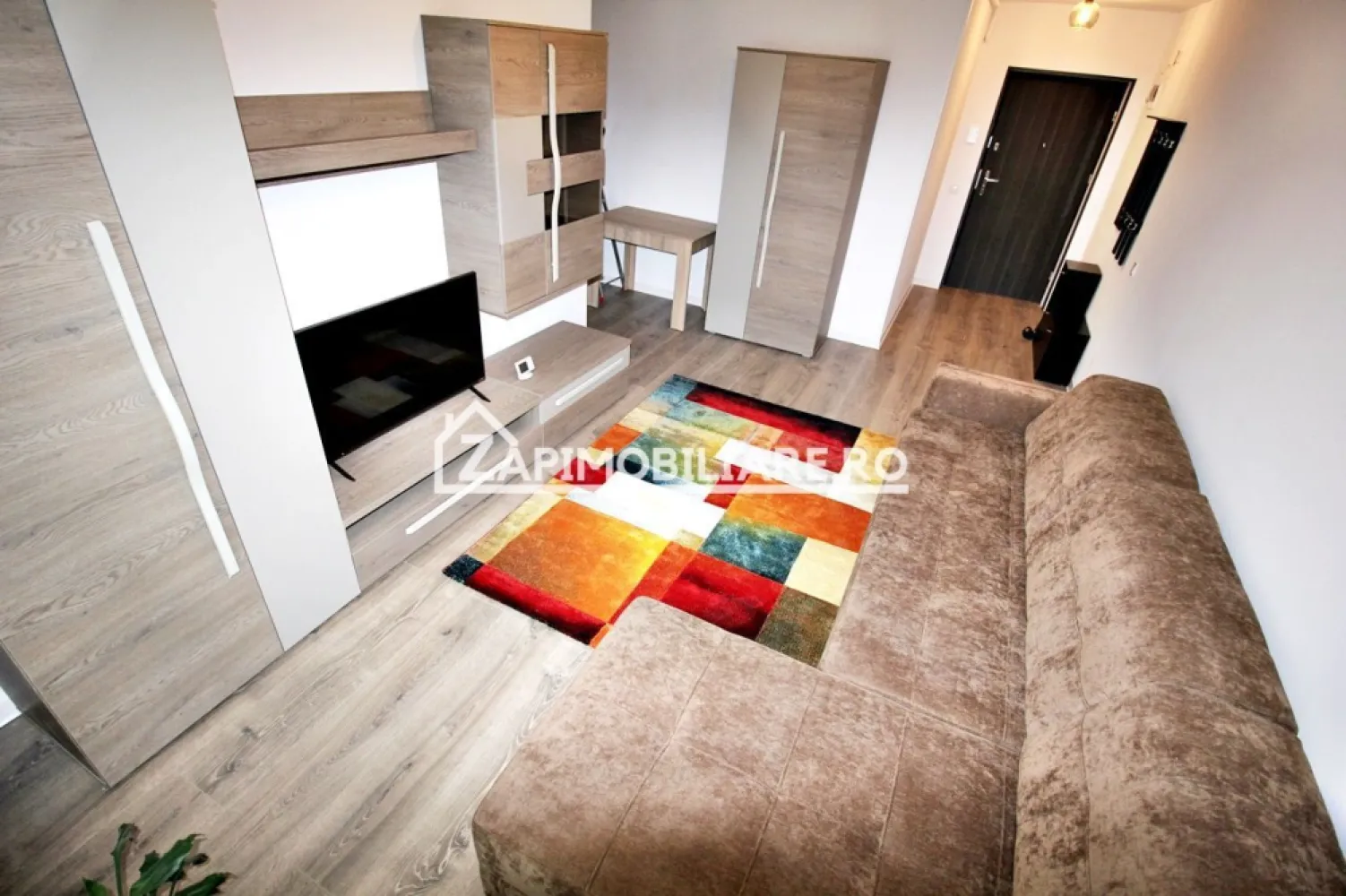 Apartament in bloc nou,1 camera,42mp,1 parcare,cartier Tudor - De închiriat apartament 1 cameră decomandat confort 1, situat în cartierul Tudor , strada Livezeni, suprafață utilă de 42 mp, situat la etajul 6 din 10 oferit de Zap Imobiliare.
Detalii: 
- 1 dormitor, 1 bucătărie, 1 baie, 1 debara,1 parcare privată 
- centrală termică, calorifere, geamuri termopan, ușă metalică.
- masina de spalat rufe, frigider. aragaz, aer conditionat
Contact 0774048706 Bogdan
Proprietatea se află într-o zonă cu un confort deosebit, datorită amplasării în imediata apropiere a tot ceea ce înseamnă viață modernă, și anume: mijloace de transport în comun, magazine, unități de învățământ de toate gradele, piață, parc, bănci, farmacii, s.a.
Locuința se închiriază mobilată și utilată la prețul de 400 Euro negociabil. 
Comisionul perceput este de 50% din valoarea primei chirii si se plateste o singura data in momentul semnarii contractului de inchiriere.
Contact 0774048706 Bogdan
Acest anunț nu corespunde cerințelor tale? Sună la numărul afișat în anunț și unul dintre agenții noștri te va ajuta cu alte oferte personalizate în funcție de cerințele tale.