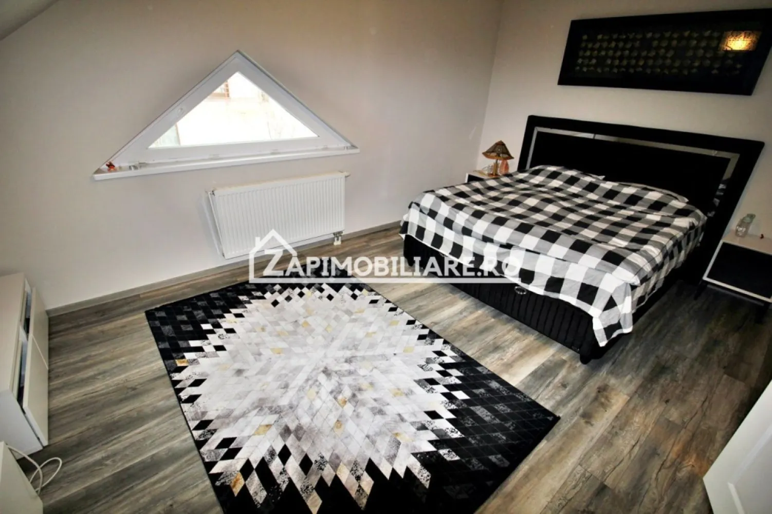 Casa D-P-E, 5 camere 200 mp,1.000 mp teren, garaj, semineu - Contact 0774048706 Bogdan
De închiriat casă, singur în curte, 5 camere situată în Sancraiu de Mures, Cartier Rasaritului,suprafața utilă de 200 mp amplasată pe un teren cu suprafață de 1000mp.
Compartimentare:
- la demisol 1 cameră ,1 baie, 1 pivnită, 1 camară, 1 cameră tehnică
- la parter: 1 living, 1 bucătărie, 1 baie, 1 birou, 1 garaj, 1 terasă, 1 hol
- la etaj: 3 dormitoare, 1 baie, 1 dressing, 2 balcoane
- curte amenajată cu coniferi, gazon, loc de joacă pentru copii
- garaj, porti automatijate
Detalii:
- centrală termică, calorifere, geamuri termopan, 
Casa se închiriază mobilată și utilată la prețul de 1.2000 Euro negociabil.
Comisionul perceput este de 50% din valoarea primei chirii si se plateste o singura data in momentul semnarii contractului de inchiriere.
Contact 0774048706 Bogdan
Acest anunț nu corespunde cerințelor tale? Sună la numărul afișat în anunț și unul dintre agenții noștri te va ajuta cu alte oferte personalizate în funcție de cerințele tale.
