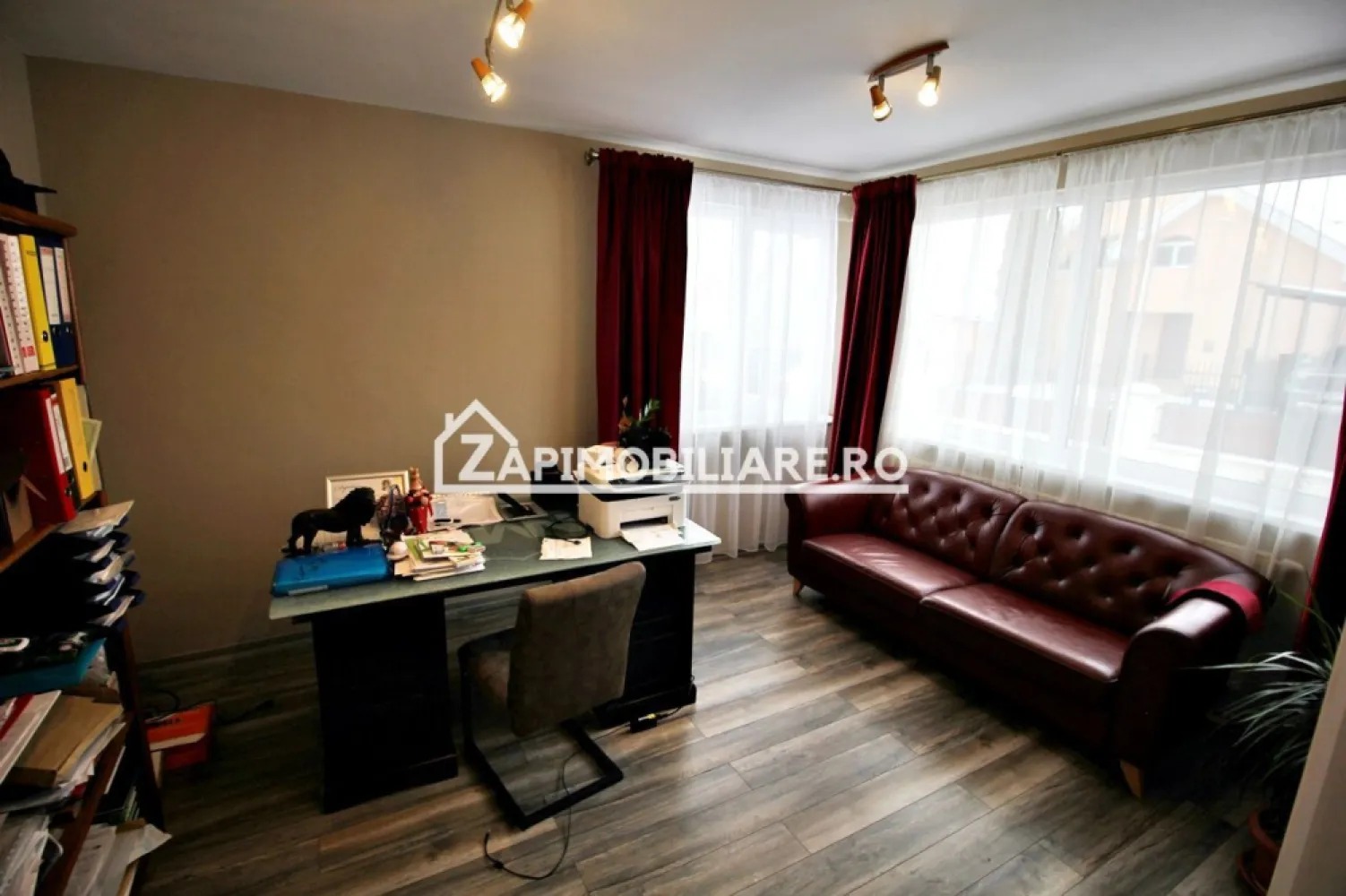 Casa D-P-E, 5 camere 200 mp,1.000 mp teren, garaj, semineu - Contact 0774048706 Bogdan
De închiriat casă, singur în curte, 5 camere situată în Sancraiu de Mures, Cartier Rasaritului,suprafața utilă de 200 mp amplasată pe un teren cu suprafață de 1000mp.
Compartimentare:
- la demisol 1 cameră ,1 baie, 1 pivnită, 1 camară, 1 cameră tehnică
- la parter: 1 living, 1 bucătărie, 1 baie, 1 birou, 1 garaj, 1 terasă, 1 hol
- la etaj: 3 dormitoare, 1 baie, 1 dressing, 2 balcoane
- curte amenajată cu coniferi, gazon, loc de joacă pentru copii
- garaj, porti automatijate
Detalii:
- centrală termică, calorifere, geamuri termopan, 
Casa se închiriază mobilată și utilată la prețul de 1.2000 Euro negociabil.
Comisionul perceput este de 50% din valoarea primei chirii si se plateste o singura data in momentul semnarii contractului de inchiriere.
Contact 0774048706 Bogdan
Acest anunț nu corespunde cerințelor tale? Sună la numărul afișat în anunț și unul dintre agenții noștri te va ajuta cu alte oferte personalizate în funcție de cerințele tale.