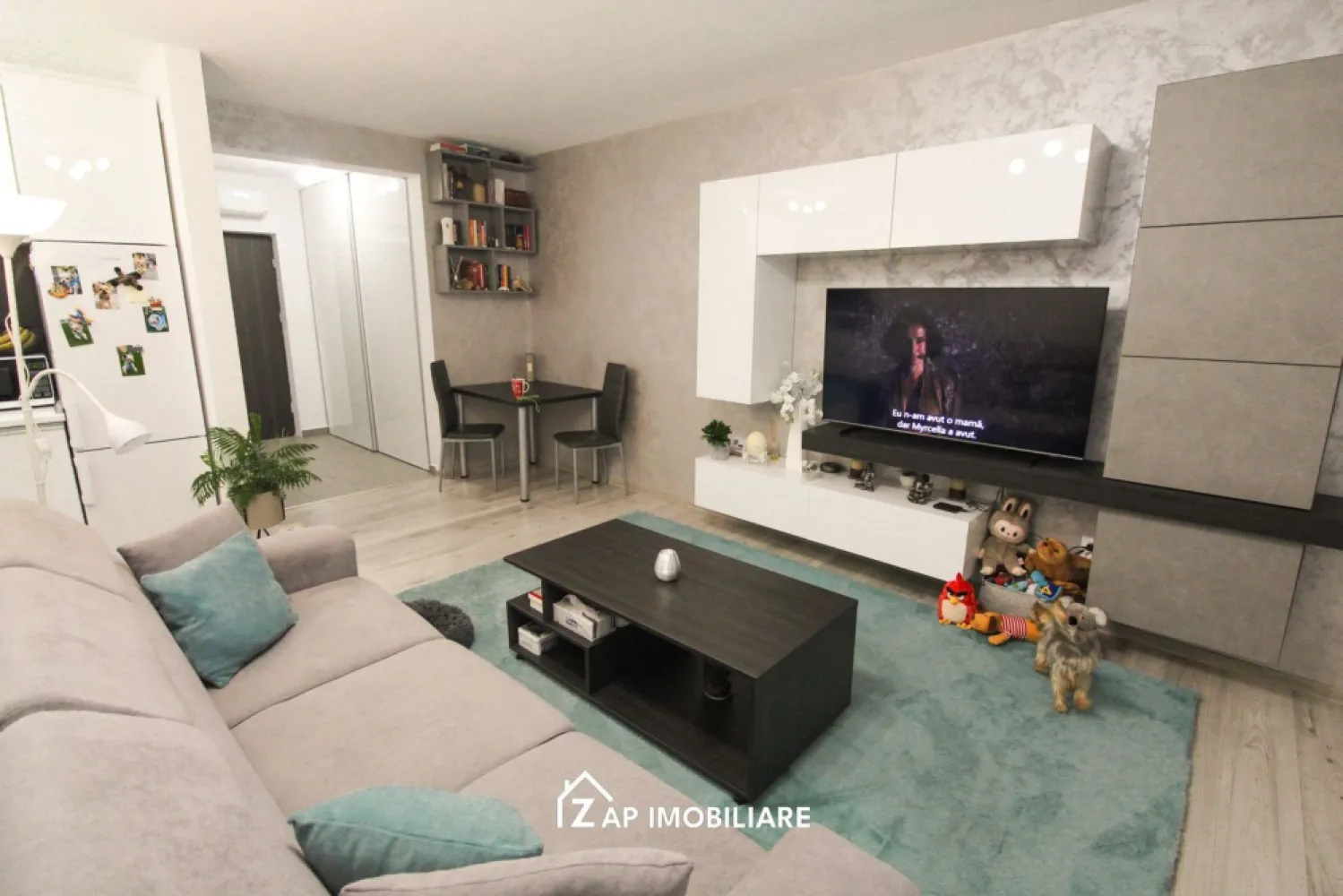 Studio premium, la cheie, Green Residence Tudor + parcare - Mentionati ID-ul proprietatii cand apelati: CP2883918
Comision ZERO pentru cumparator!
Contact ⓪⑦②⑥ ②②③ ⑧⑧⑥ Sebastian
Zap Imobiliare vă propune spre vânzare un apartament tip studio, amenajat modern și pregătit pentru mutare imediată, situat în cartierul Tudor, în cadrul complexului rezidențial Green Residence. Proprietatea este poziționată la un etaj intermediar și beneficiază de orientare estică, oferind lumină naturală din plin și un ambient plăcut.

Apartamentul are o suprafață de 40 mp și se află într-un cartier nou, aerisit și liniștit, cu priveliște către pădure. Complexul dispune de numeroase spații verzi și locuri de joacă pentru copii, fiind ideal atât pentru locuit, cât și pentru investiție. Amplasarea este excelentă, în imediata apropiere a magazinelor alimentare Kaufland, Lidl etc, farmaciei, Facultății de Medicină și a stațiilor de transport în comun.

Locuința a fost eficient compartimentată, fiind creată o nișă separată pentru zona de dormit, dotată cu pat matrimonial de 160x210 cm, precum și un dressing generos. Lucrările de renovare și modificare au fost finalizate în noiembrie 2024.

Se vinde la cheie, complet mobilat și utilat, cu mobilier MDF realizat la comandă și electrocasnice încorporate: cuptor, plită, hotă, mașină de spălat, combină frigorifică și șemineu electric, asigurând un nivel ridicat de confort. Apartamentul nu dispune de balcon sau terasă.

Finisajele sunt de foarte bună calitate, cu vopsele Caparol, iar costurile de întreținere sunt reduse datorită izolației exterioare, ferestrelor cu geam tripan și poziționării pe mijlocul imobilului.

Proprietatea beneficiază de un loc de parcare intabulat (CF), amplasat foarte aproape de intrarea în clădire.
Pret Imobil 90000 euro nemobilat, 95000 Euro mobilat și utilat iar locul de parcare 4000 Euro ( vanzator persoana fizica deci nu se adauga TVA sau alte cheltuieli ) 
Se mentioneaza faptul ca imoblul NU are balcon.
Pentru mai multe informații sau pentru programarea unei vizionări, vă invităm să ne contactați telefonic.

Comision ZERO pentru cumparator!
Contact ⓪⑦②⑥ ②②③ ⑧⑧⑧⑥ Sebastian