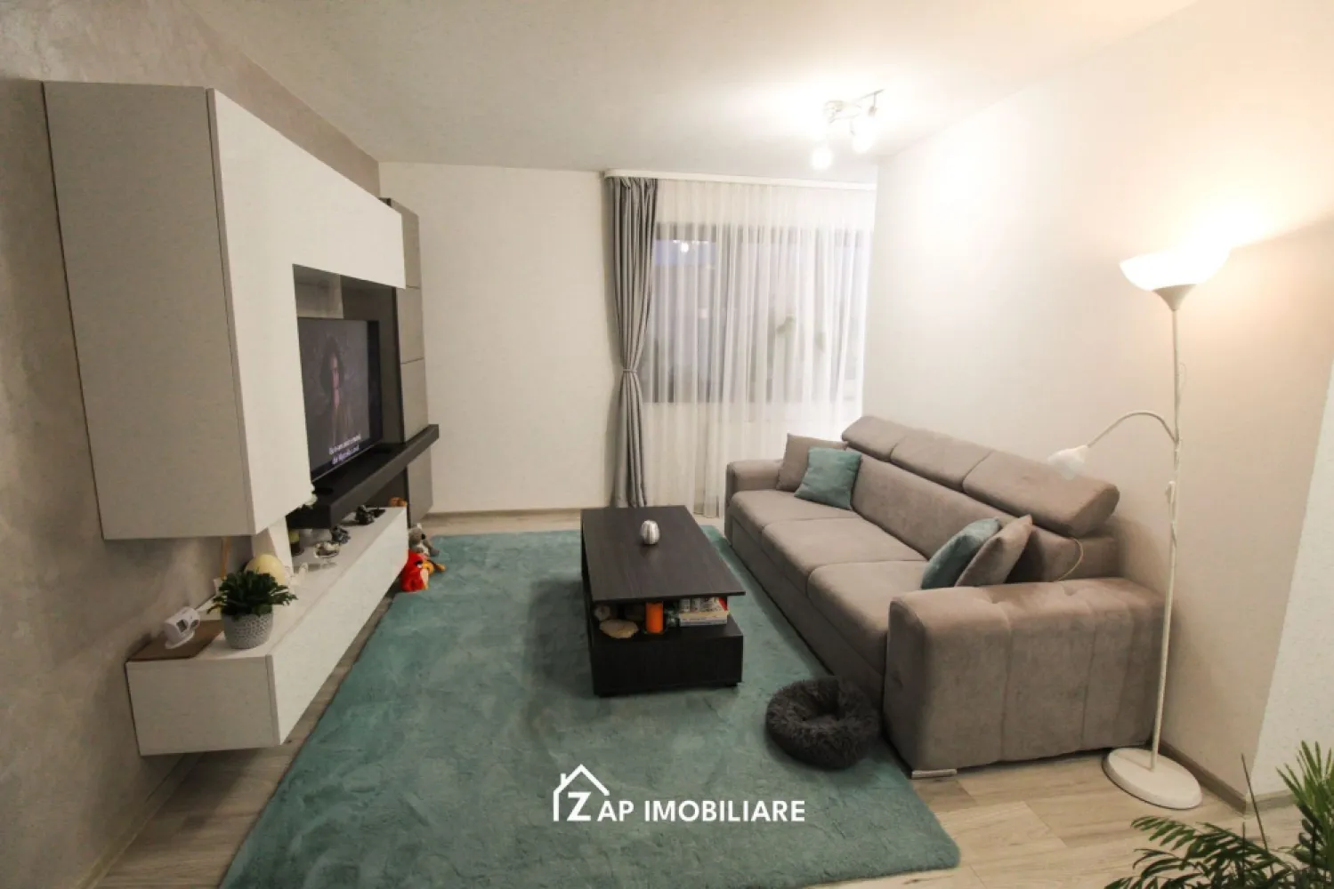 Studio premium, la cheie, Green Residence Tudor + parcare - Mentionati ID-ul proprietatii cand apelati: CP2883918
Comision ZERO pentru cumparator!
Contact ⓪⑦②⑥ ②②③ ⑧⑧⑥ Sebastian
Zap Imobiliare vă propune spre vânzare un apartament tip studio, amenajat modern și pregătit pentru mutare imediată, situat în cartierul Tudor, în cadrul complexului rezidențial Green Residence. Proprietatea este poziționată la un etaj intermediar și beneficiază de orientare estică, oferind lumină naturală din plin și un ambient plăcut.

Apartamentul are o suprafață de 40 mp și se află într-un cartier nou, aerisit și liniștit, cu priveliște către pădure. Complexul dispune de numeroase spații verzi și locuri de joacă pentru copii, fiind ideal atât pentru locuit, cât și pentru investiție. Amplasarea este excelentă, în imediata apropiere a magazinelor alimentare Kaufland, Lidl etc, farmaciei, Facultății de Medicină și a stațiilor de transport în comun.

Locuința a fost eficient compartimentată, fiind creată o nișă separată pentru zona de dormit, dotată cu pat matrimonial de 160x210 cm, precum și un dressing generos. Lucrările de renovare și modificare au fost finalizate în noiembrie 2024.

Se vinde la cheie, complet mobilat și utilat, cu mobilier MDF realizat la comandă și electrocasnice încorporate: cuptor, plită, hotă, mașină de spălat, combină frigorifică și șemineu electric, asigurând un nivel ridicat de confort. Apartamentul nu dispune de balcon sau terasă.

Finisajele sunt de foarte bună calitate, cu vopsele Caparol, iar costurile de întreținere sunt reduse datorită izolației exterioare, ferestrelor cu geam tripan și poziționării pe mijlocul imobilului.

Proprietatea beneficiază de un loc de parcare intabulat (CF), amplasat foarte aproape de intrarea în clădire.
Pret Imobil 90000 euro nemobilat, 95000 Euro mobilat și utilat iar locul de parcare 4000 Euro ( vanzator persoana fizica deci nu se adauga TVA sau alte cheltuieli ) 
Se mentioneaza faptul ca imoblul NU are balcon.
Pentru mai multe informații sau pentru programarea unei vizionări, vă invităm să ne contactați telefonic.

Comision ZERO pentru cumparator!
Contact ⓪⑦②⑥ ②②③ ⑧⑧⑧⑥ Sebastian