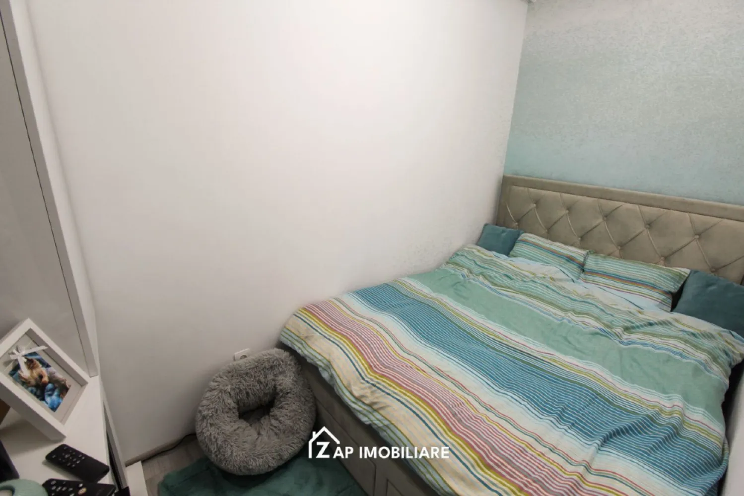 Studio premium, la cheie, Green Residence Tudor + parcare - Mentionati ID-ul proprietatii cand apelati: CP2883918
Comision ZERO pentru cumparator!
Contact ⓪⑦②⑥ ②②③ ⑧⑧⑥ Sebastian
Zap Imobiliare vă propune spre vânzare un apartament tip studio, amenajat modern și pregătit pentru mutare imediată, situat în cartierul Tudor, în cadrul complexului rezidențial Green Residence. Proprietatea este poziționată la un etaj intermediar și beneficiază de orientare estică, oferind lumină naturală din plin și un ambient plăcut.

Apartamentul are o suprafață de 40 mp și se află într-un cartier nou, aerisit și liniștit, cu priveliște către pădure. Complexul dispune de numeroase spații verzi și locuri de joacă pentru copii, fiind ideal atât pentru locuit, cât și pentru investiție. Amplasarea este excelentă, în imediata apropiere a magazinelor alimentare Kaufland, Lidl etc, farmaciei, Facultății de Medicină și a stațiilor de transport în comun.

Locuința a fost eficient compartimentată, fiind creată o nișă separată pentru zona de dormit, dotată cu pat matrimonial de 160x210 cm, precum și un dressing generos. Lucrările de renovare și modificare au fost finalizate în noiembrie 2024.

Se vinde la cheie, complet mobilat și utilat, cu mobilier MDF realizat la comandă și electrocasnice încorporate: cuptor, plită, hotă, mașină de spălat, combină frigorifică și șemineu electric, asigurând un nivel ridicat de confort. Apartamentul nu dispune de balcon sau terasă.

Finisajele sunt de foarte bună calitate, cu vopsele Caparol, iar costurile de întreținere sunt reduse datorită izolației exterioare, ferestrelor cu geam tripan și poziționării pe mijlocul imobilului.

Proprietatea beneficiază de un loc de parcare intabulat (CF), amplasat foarte aproape de intrarea în clădire.
Pret Imobil 90000 euro nemobilat, 95000 Euro mobilat și utilat iar locul de parcare 4000 Euro ( vanzator persoana fizica deci nu se adauga TVA sau alte cheltuieli ) 
Se mentioneaza faptul ca imoblul NU are balcon.
Pentru mai multe informații sau pentru programarea unei vizionări, vă invităm să ne contactați telefonic.

Comision ZERO pentru cumparator!
Contact ⓪⑦②⑥ ②②③ ⑧⑧⑧⑥ Sebastian