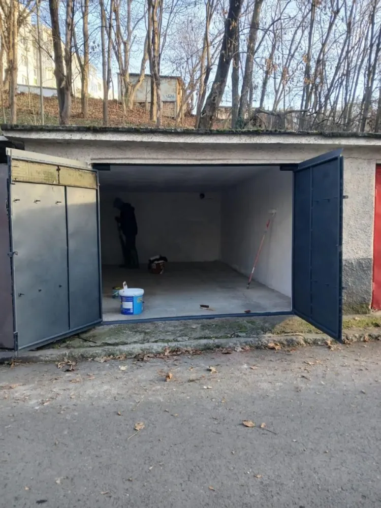 Garaj din Caramidă zona Unic 7 Noiembrie - Contact 0774048706 Bogdan
De vânzare Garaj din caramidă , situat în cartierul 7 Noiembrie zona Unic , suprafață utilă de 25 mp, oferit de Zap Imobiliare 
Proprietatea se află într-o zonă cu un confort deosebit, datorită amplasării în imediata apropiere a tot ceea ce înseamnă viață modernă, și anume: mijloace de transport în comun, magazine, unități de învățământ de toate gradele, piață, parc, bănci, farmacii, s.a.
Garajul se vinde la prețul de 13.500 Euro negociabil. Comisionul este ZERO!
Contact 0774048706 Bogdan

Dacă vă place această ofertă - sau pentru alte informații sunați la numărul de contact din anunț! 
Compania Zap Imobiliare vă pune la dispoziție toate informațiile, actele și documentele necesare alături de asistență și consiliere permanentă până la finalizarea achiziției imobiliare. Ne dorim să îți oferim cea mai plăcută experiență, îndeplinim vise cu pereți!