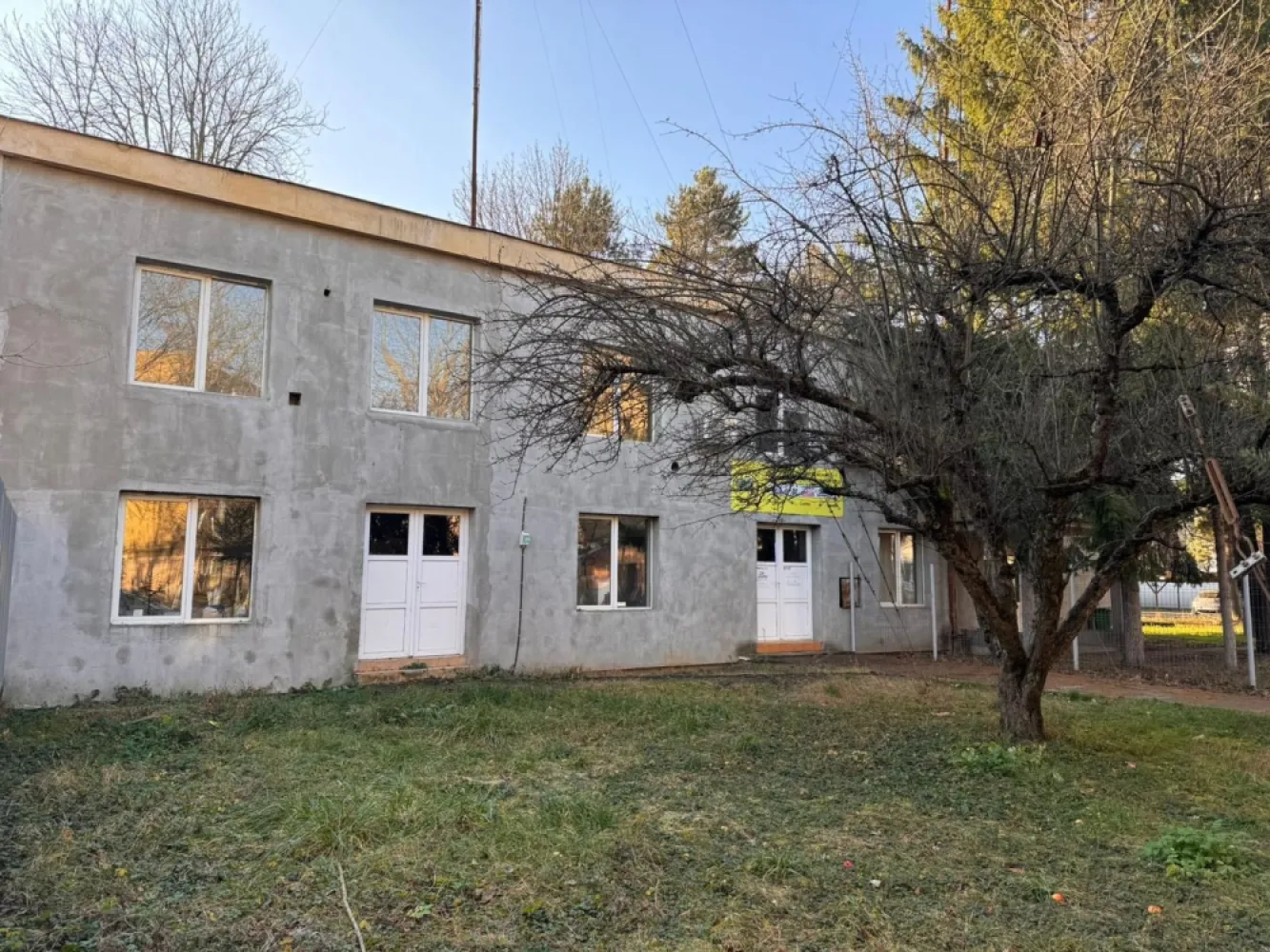 Cladire birouri / spatiu comercial - 584 mp - Comision ZERO - Mentionati ID-ul proprietatii cand apelati: CP2885089
Contact ⓪⑦②⑥ ②②③ ⑧⑧⑥ Sebastian
De închiriat cladire cu spatii de birou in Targu Mures, Zona Gheorghe Doja cartier Mureseni
Compartimentare:
Cladire este formata din 2 nivele , fiecare nivel avand 292 mp , in total 584 mp 
Este compusa din 4 bai, 1 bucatarie, 1 sala sedinta ,12 birouri+ teren aferent cladirii 272 mp 
Se poate inchiria per nivel la pretul de 2000 Euro sau total parter + etaj la pretul de 3800 Euro negociabil

Contact ⓪⑦②⑥ ②②③ ⑧⑧⑥ Sebastian 
Comisionul perceput de agentie este ZERO
Acest anunț nu corespunde cerințelor tale? Sună la numărul afișat în anunț și unul dintre agenții noștri te va ajuta cu alte oferte personalizate în funcție de cerințele tale.